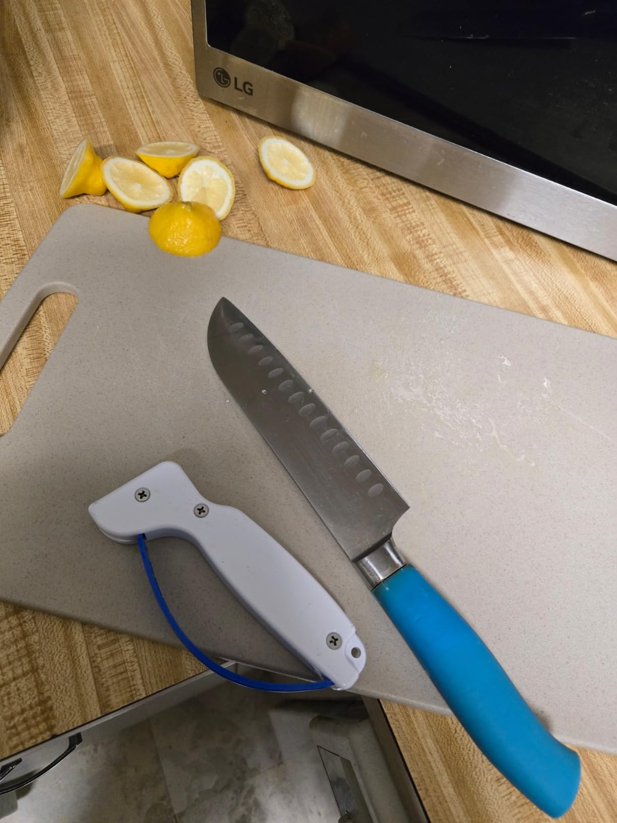 AccuSharp Knife Sharpener, Ergonomic Comfortable Handle, Compact & Easy to Use, Restore and Hone Straight & Serrated Knives, White customer photo 1
