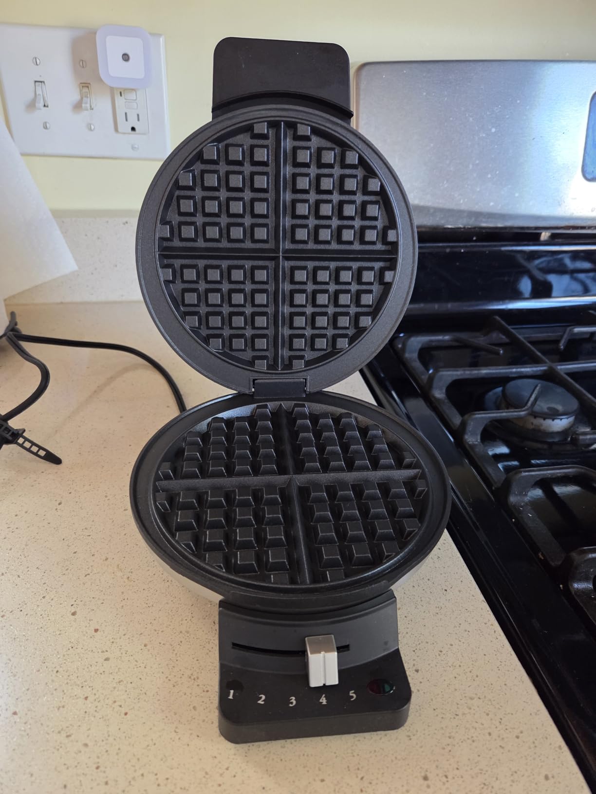 Cuisinart Waffle Maker, 1250W Round Classic Waffle Iron, 5-Setting Adjustable Browning Control, WMR-CAP2, Brushed Stainless customer photo 2