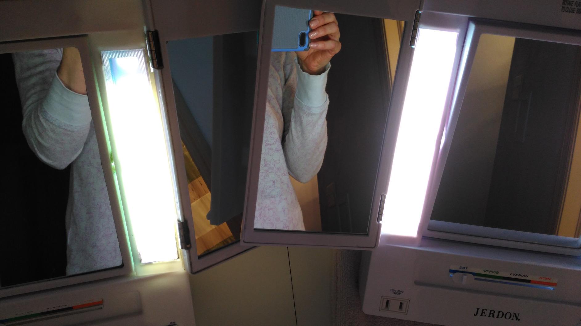 JERDON Lighted Makeup Mirror with 5X Magnification - White - JGL9W customer photo 2