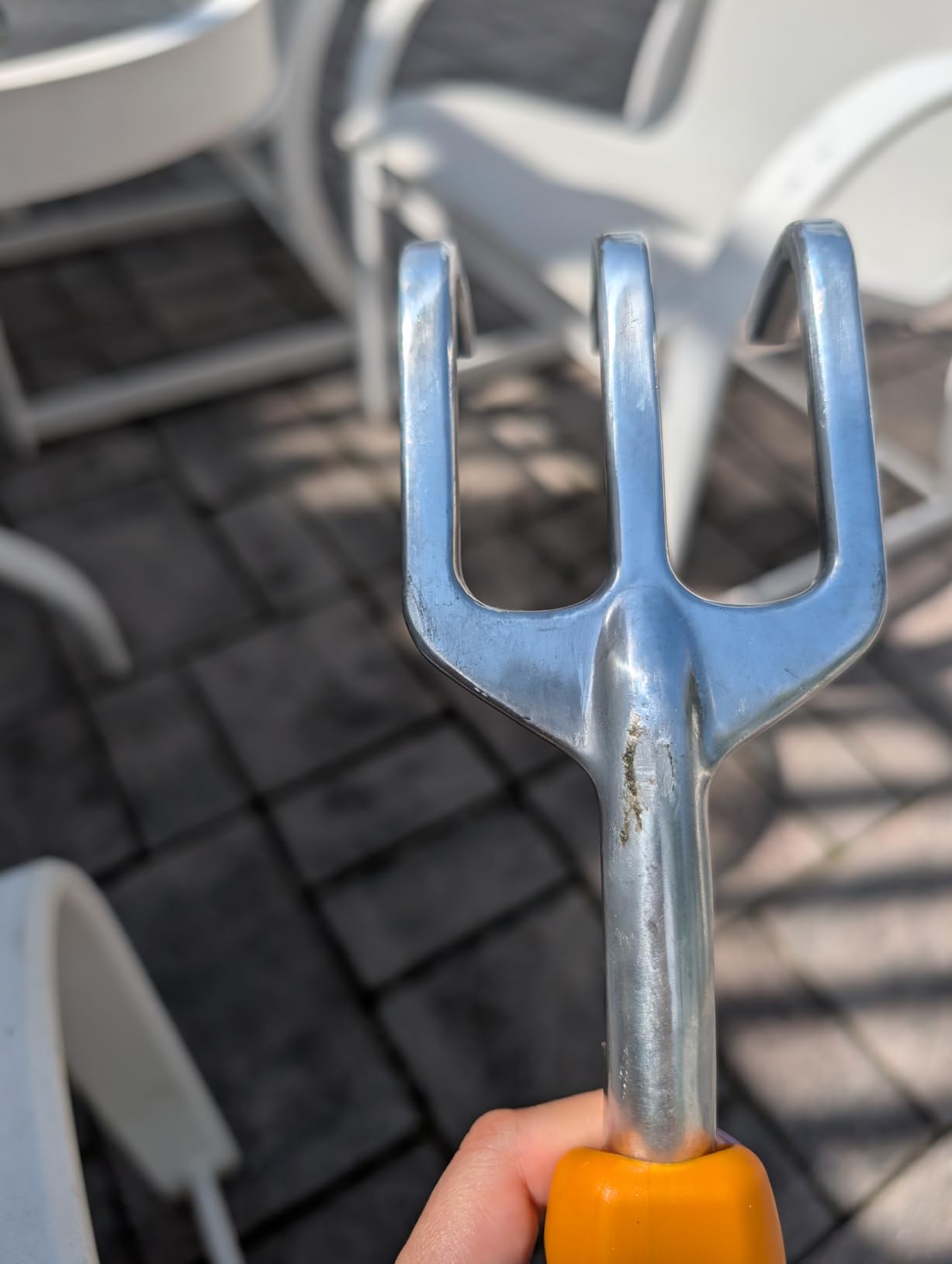 Fiskars Ergo Garden Cultivator, Hand Tool for Digging, Aerating & Weeding customer photo 1
