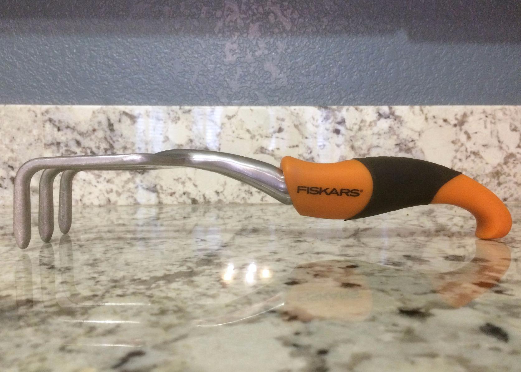 Fiskars Ergo Garden Cultivator, Hand Tool for Digging, Aerating & Weeding customer photo 2