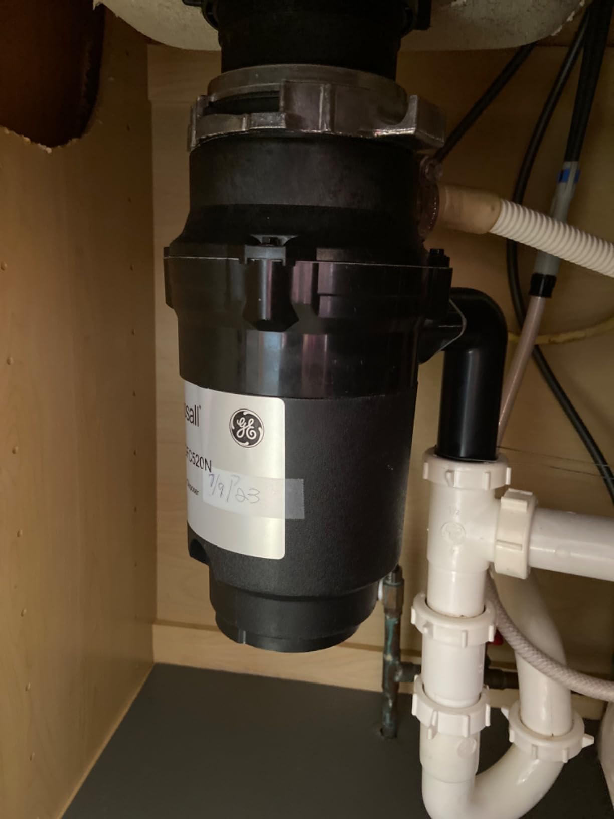 GE Disposall Continuous Feed 1/2 Horsepower Motor Garbage Disposer, Good for Grinding: Cooked Meat, Beans, & Seeds, Easy Install Kit, Non-Corded, Recommended for 2-4 Person Homes, GFC520N customer photo 1