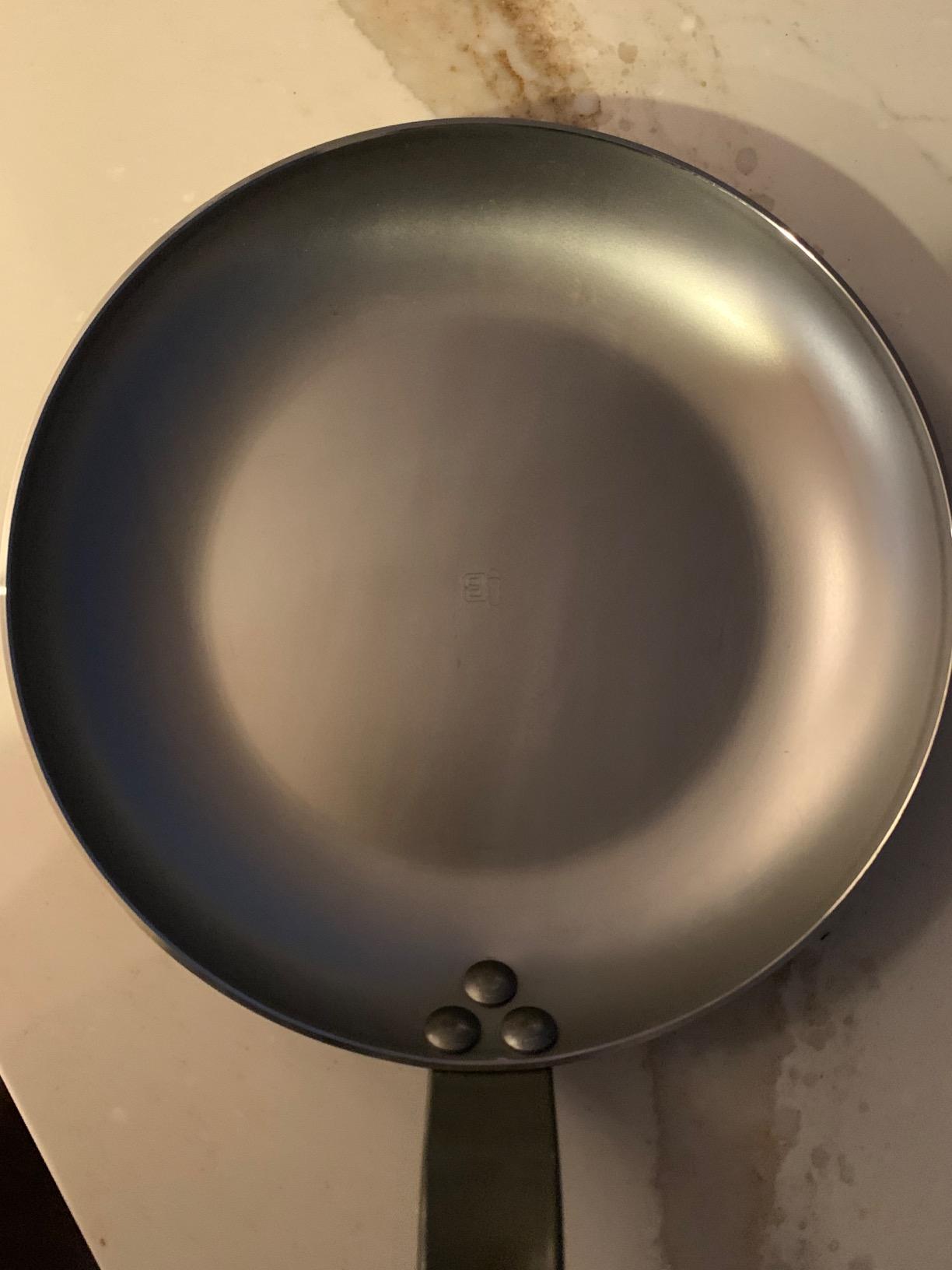 de Buyer MINERAL B Carbon Steel Omelette Pan - 9.5” Diameter, 7.7” Cooking Surface - Naturally Non-Stick Finish - Made in France customer photo 1