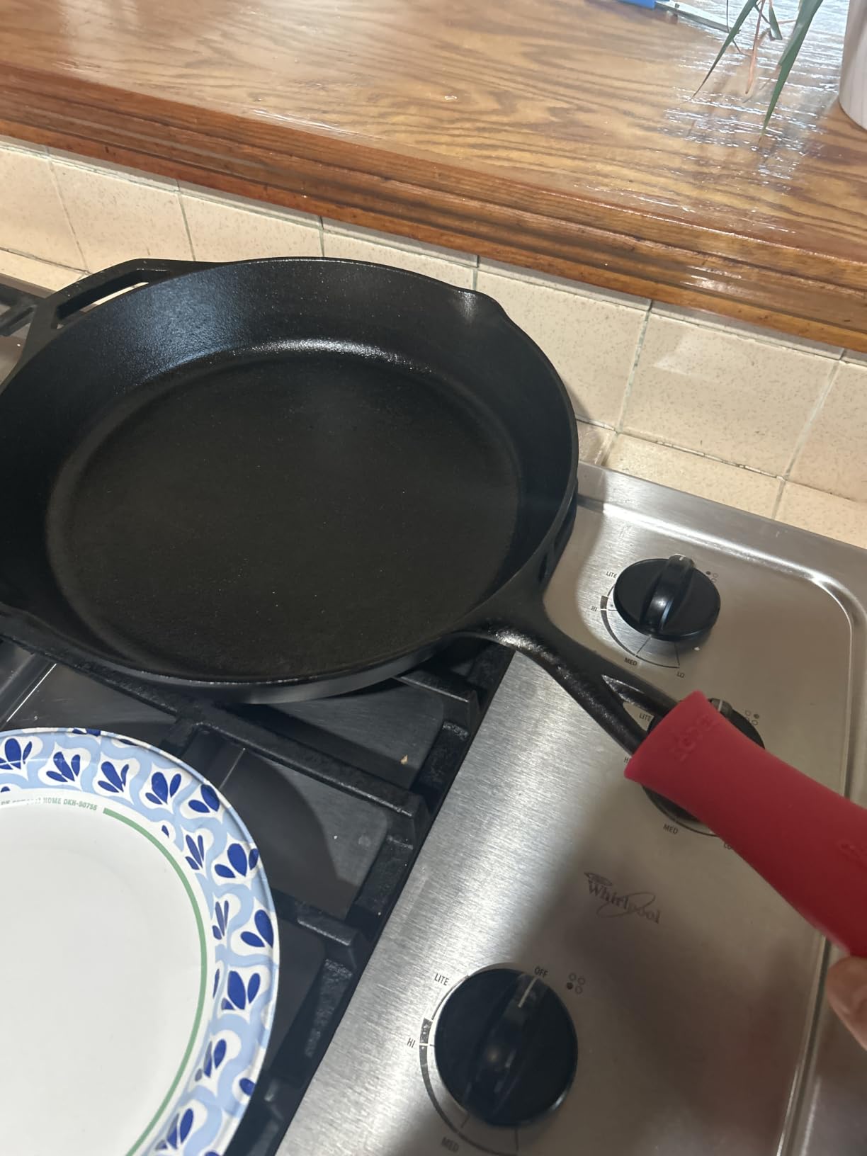 Lodge Pre-Seasoned Cast Iron Skillet with Silicone Handle Holder, 12 Inches customer photo 1
