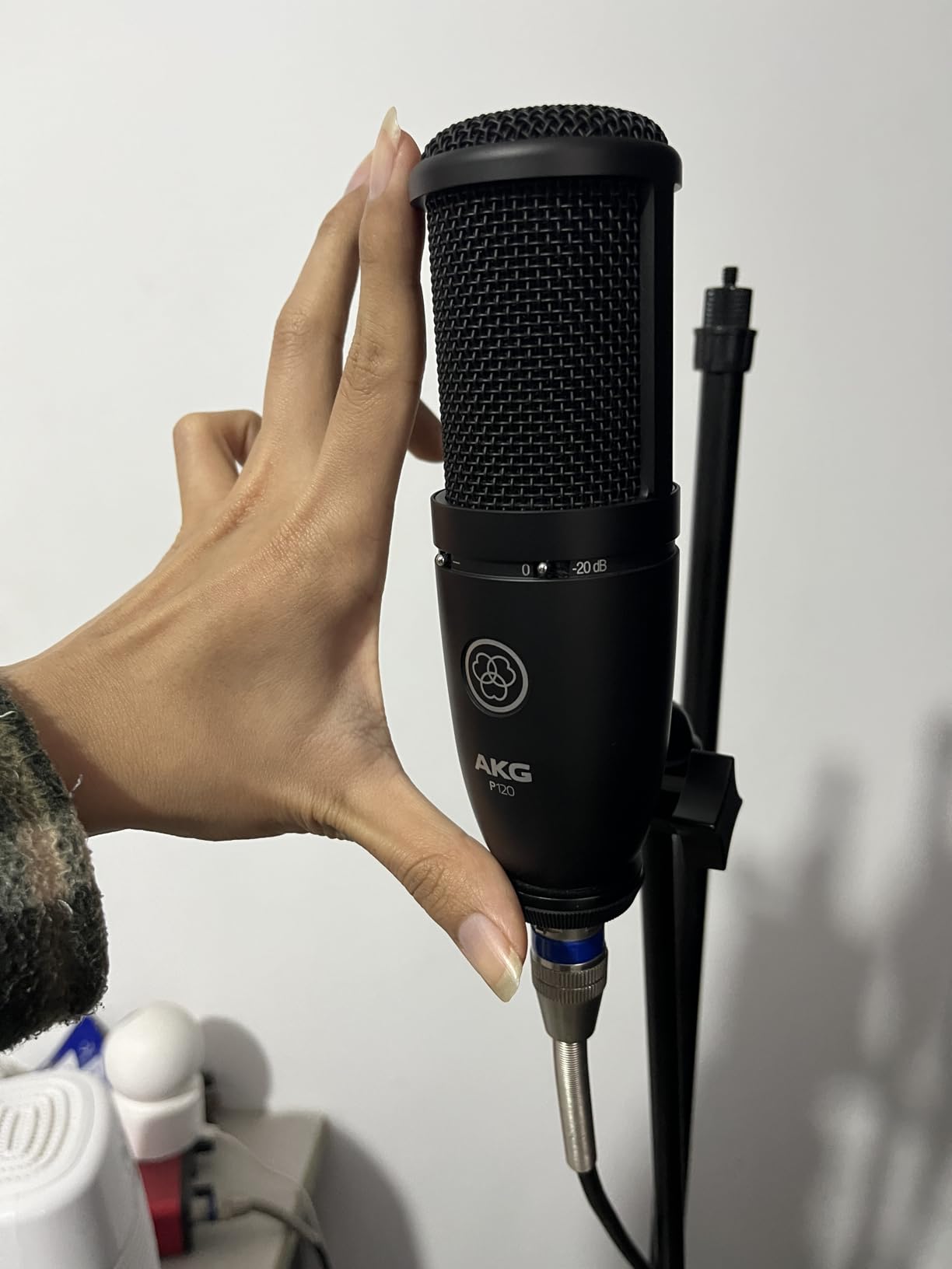 AKG Pro Audio P120 - Affordable 2/3-Inch Diaphragm Condenser Microphone for Clear Vocals & Instruments. Studio Recording or Live. XLR Connector. Black customer photo 1