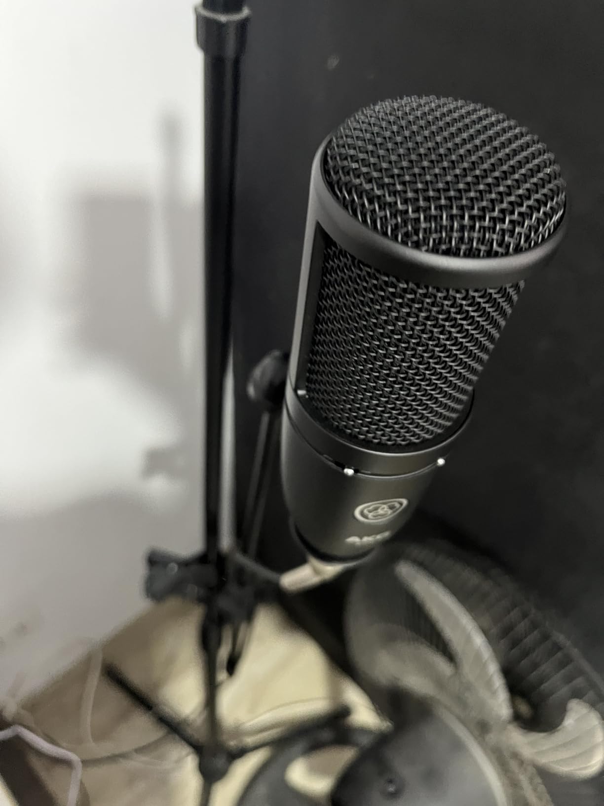 AKG Pro Audio P120 - Affordable 2/3-Inch Diaphragm Condenser Microphone for Clear Vocals & Instruments. Studio Recording or Live. XLR Connector. Black customer photo 2