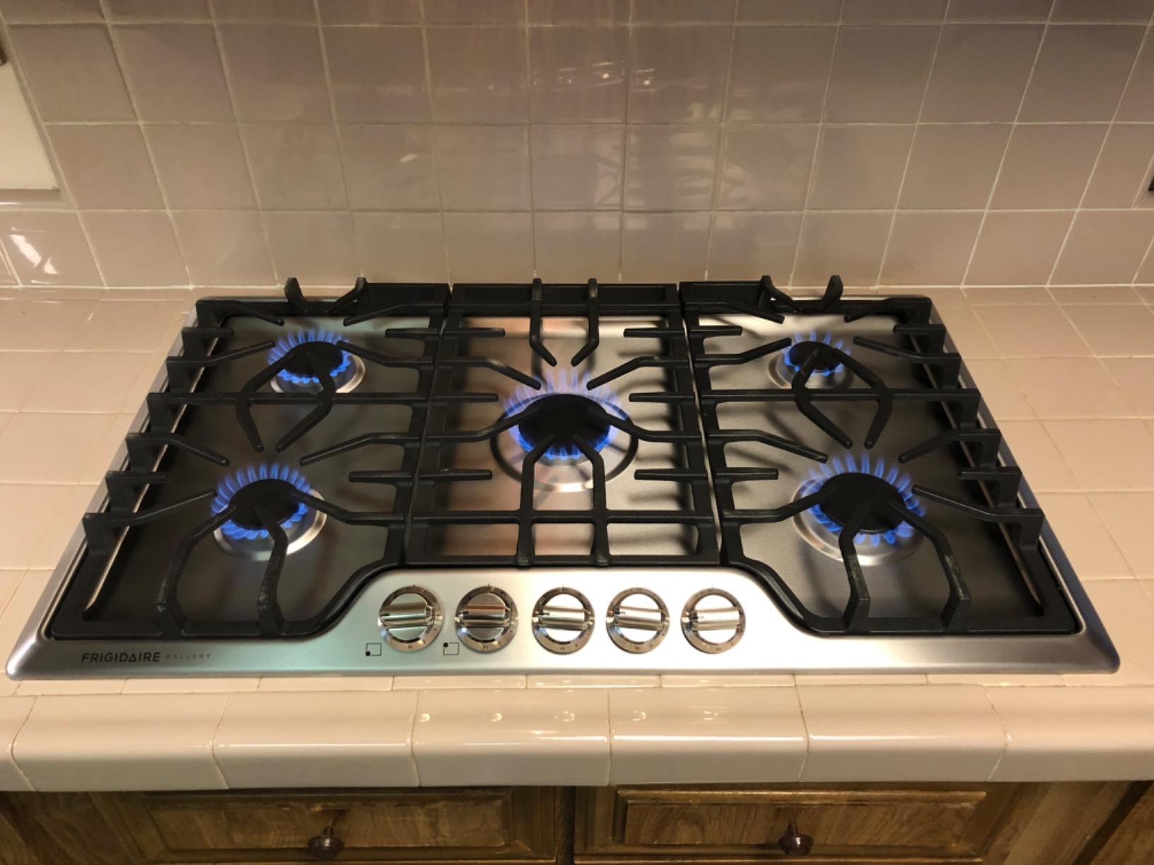Frigidaire Gallery 36 Inch Stainless Steel Gas Cooktop, 5-Burner Range with Liquid Propane Cooktop Conversion Kit, FGGC3645QS customer photo 1