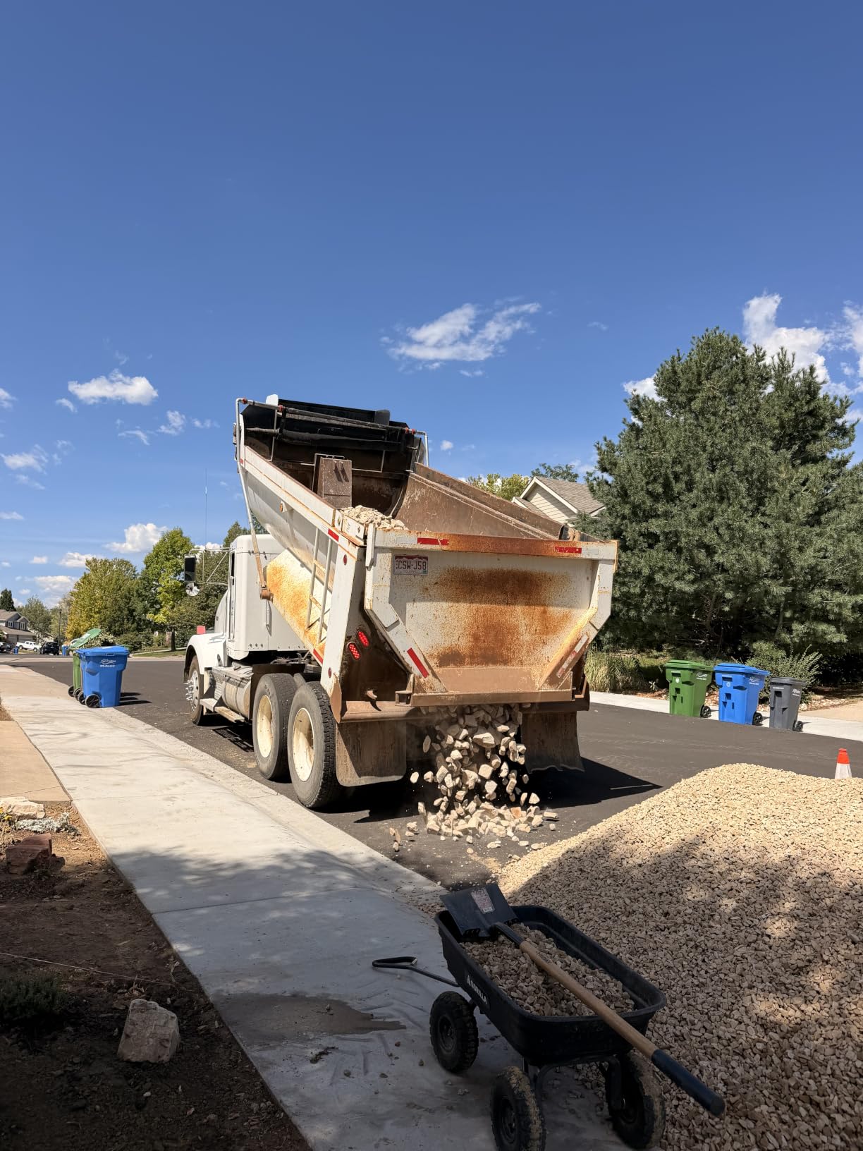 Gorilla Carts Poly Dump Cart, 600 lb. Capacity, 4 Cu ft, Quick Release Dump customer photo 1