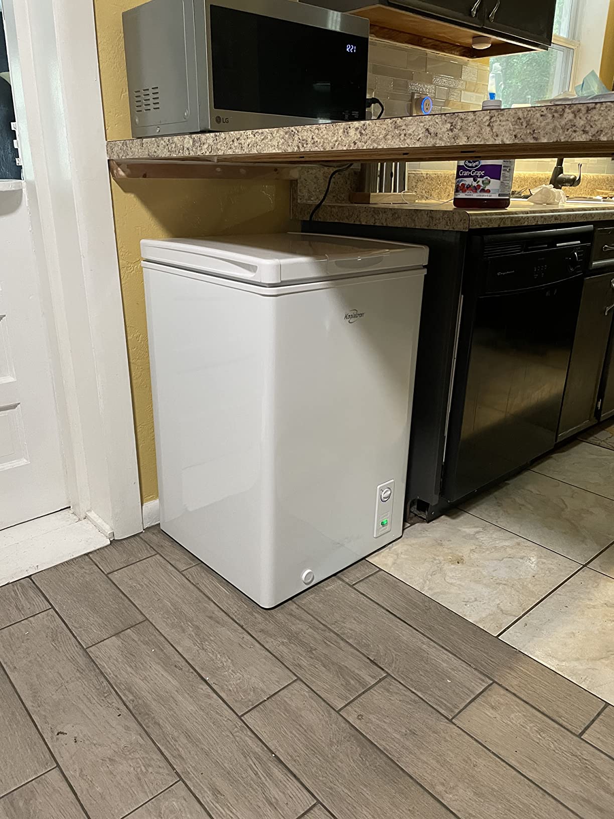 Koolatron Deep Freezer - Chest Freezer, 1 Wire Basket, Garage Ready, Meat Storage, Front Drain, Congelador For Home, Apartment, Basement, Dorm, Cottage, Manual Defrost, Stand Up, 3.5 Cubic Feet, White customer photo 1
