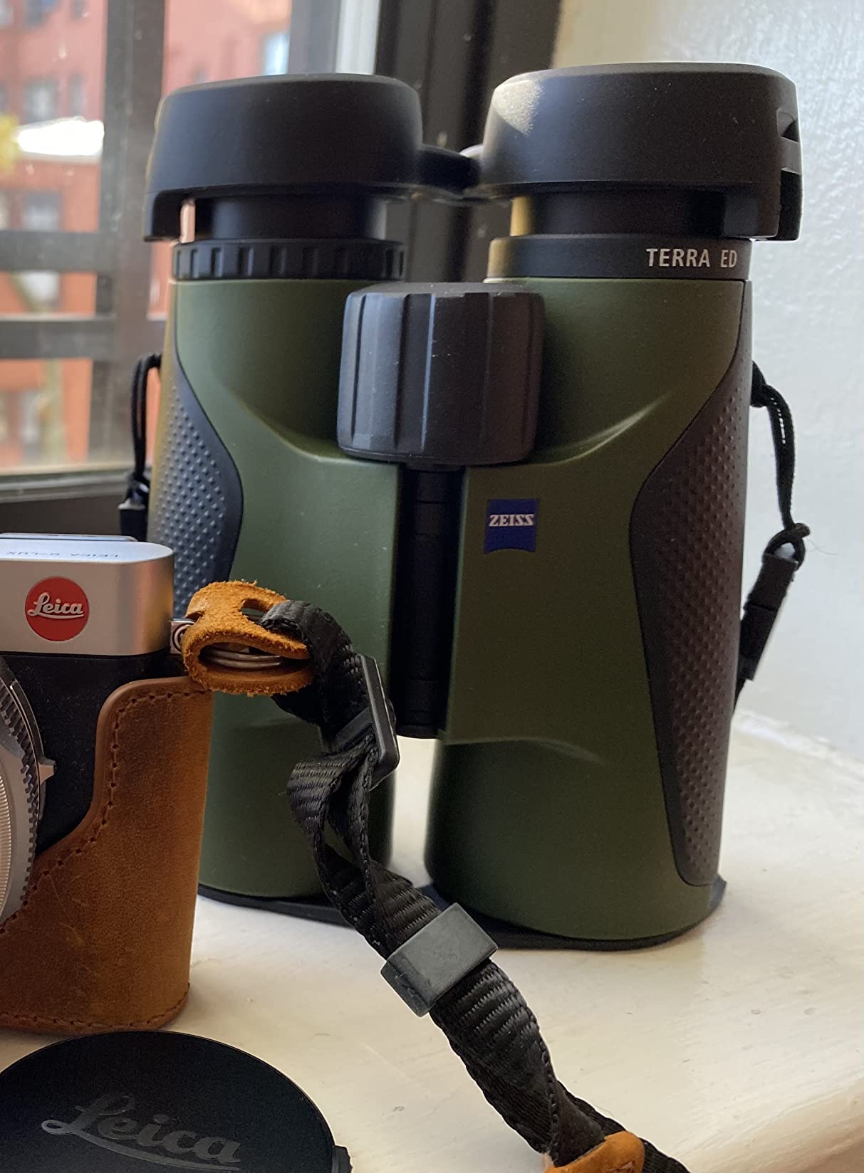 ZEISS Terra ED Binoculars 10x42 Compact, Waterproof and Fast Focusing, Grey customer photo 1