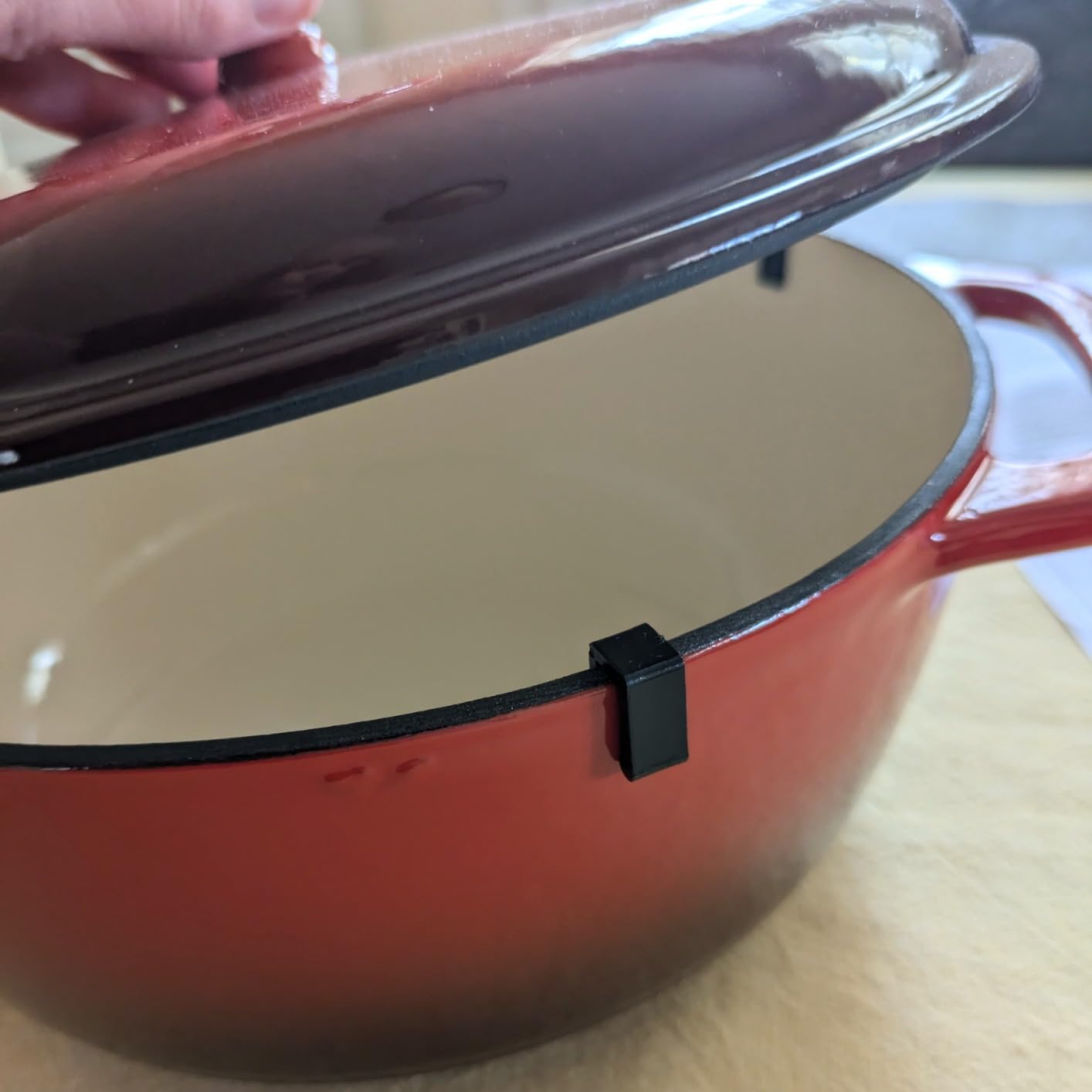 Amazon Basics Enameled Cast Iron Dutch Oven Pot with Lid, Round, Dual Handles, Heavy-Duty, Oven Safe for Stews, Roasting, Baking, 6-Quart, Blue customer photo 1