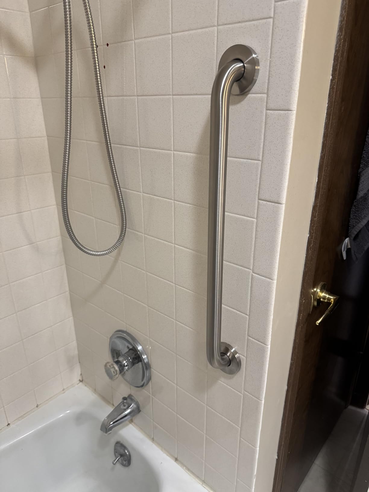 Amazon Basics Bathroom Safety Grab Bar, 18 Inch Length, 1.5 Inch Diameter, Handicap Handle, Bathtub and Shower Fall Prevention, Holds up to 500LBs, ADA Compliant, Brushed Stainless Steel customer photo 1
