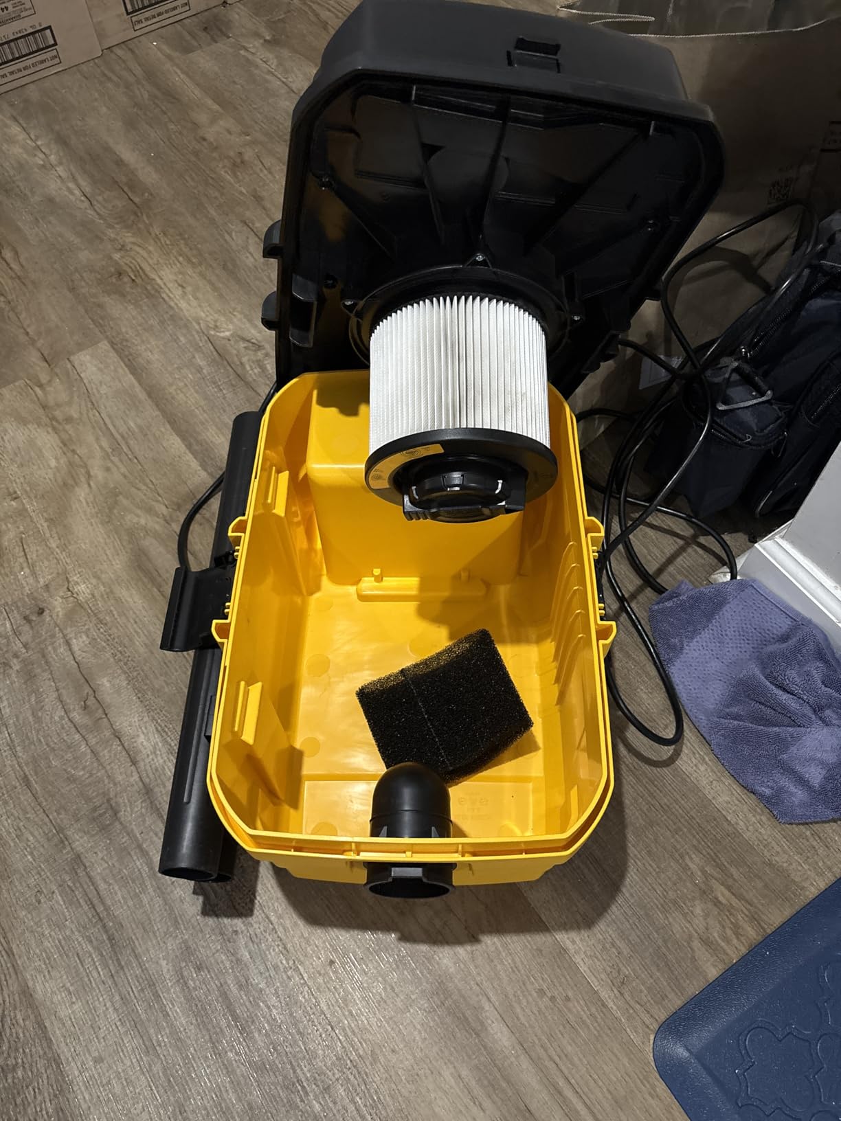 DEWALT 4 Gal. 5.0 HP Poly Wet/Dry Vacuum with Hose and Accessories DXV04T customer photo 1