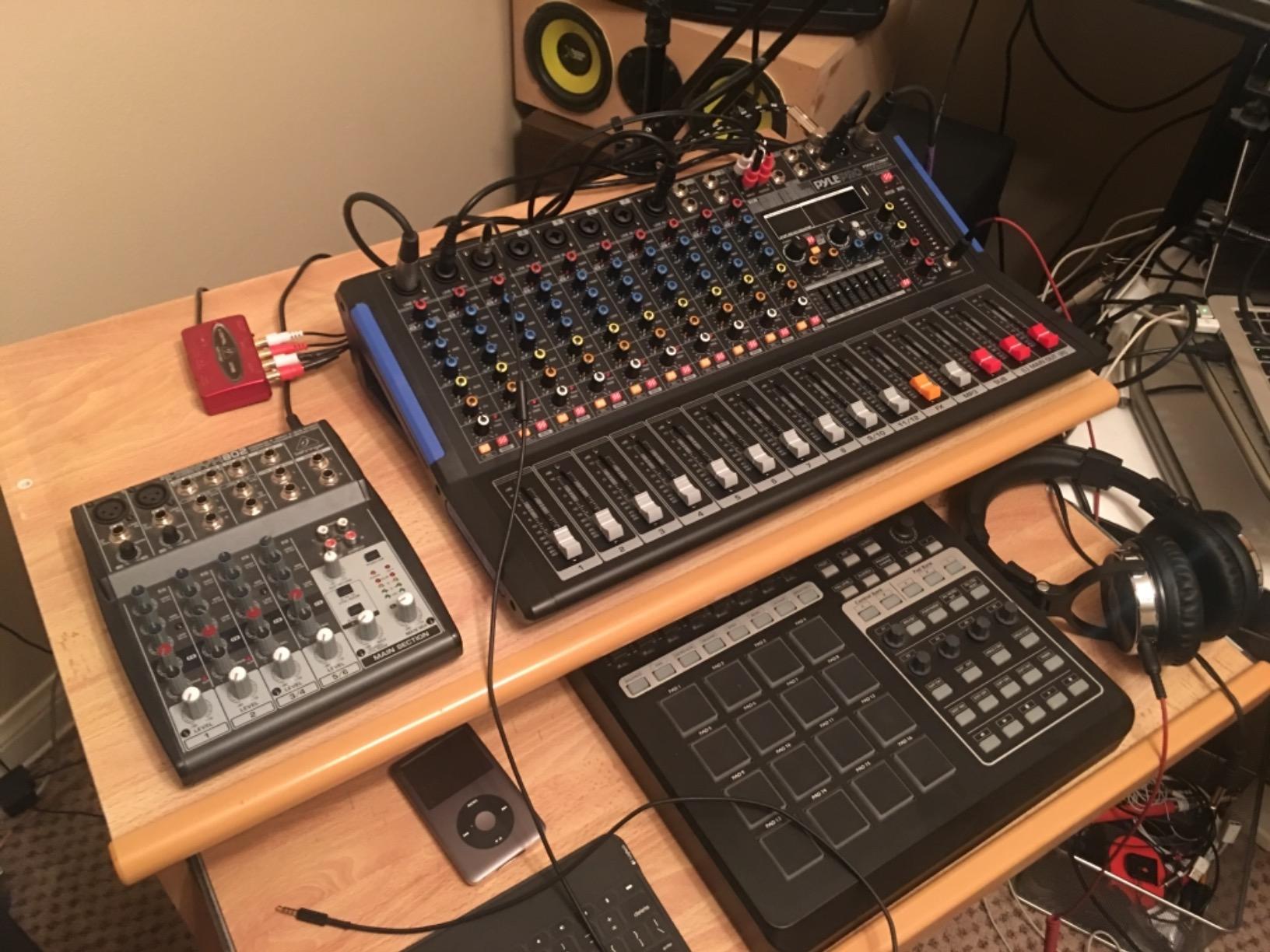 Pyle 6-Channel Console Style Audio Mixer with Bluetooth - DJ Sound Controller, 4 XLR / Combo Inputs, Sub Out, +48V Phantom, USB-A In, 16 DSP Effects, MP3 Player, 7-Band EQ - PMXU67BT customer photo 1