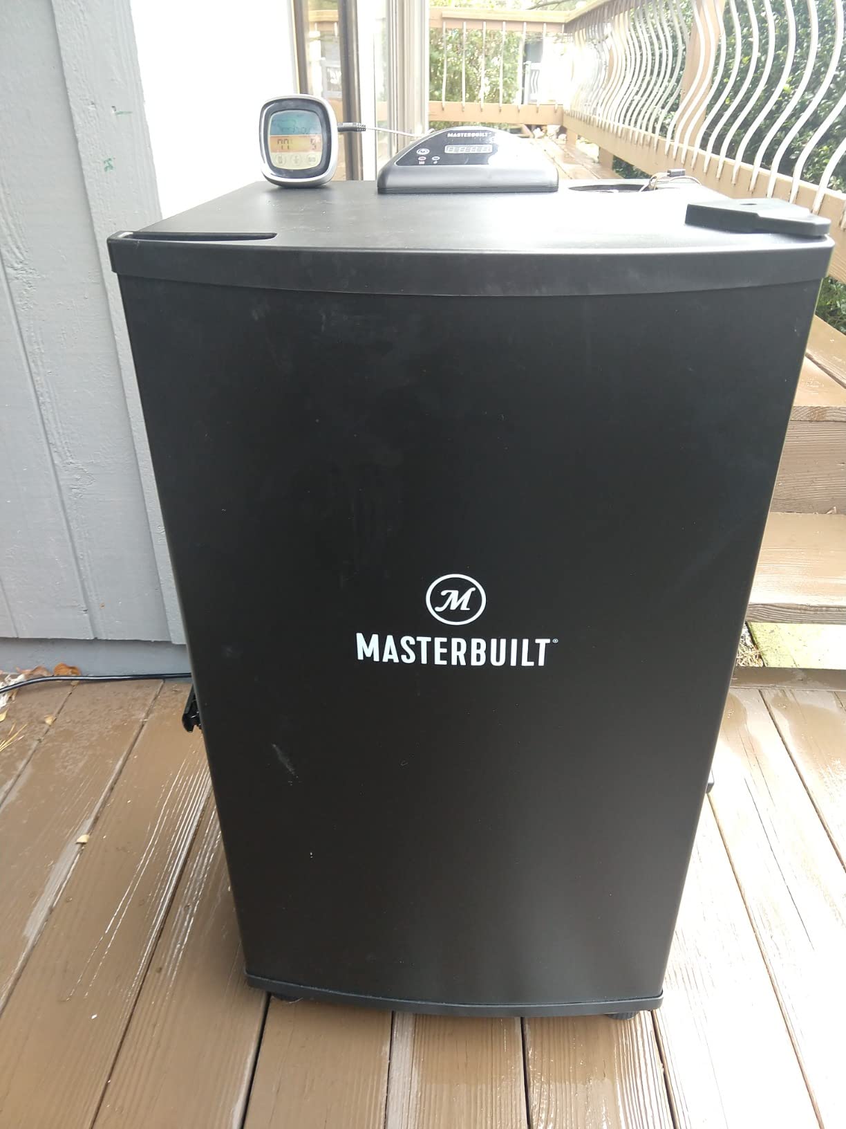 Masterbuilt® 30-inch Digital Electric Vertical BBQ Smoker with Side Wood Chip Loader, Chrome Racks and 710 Cooking Square Inches in Black, Model MB20071117 customer photo 2