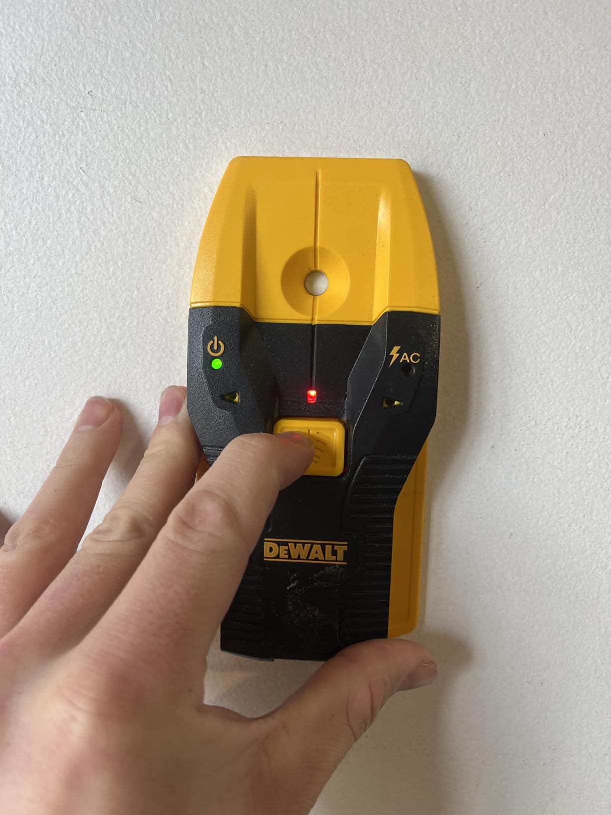DEWALT Stud Finder, 3/4”, Locate Framing Studs Efficiently with LED Arrows, Ideal for Wood and Metal, AAA Batteries Included (DW0100) customer photo 1