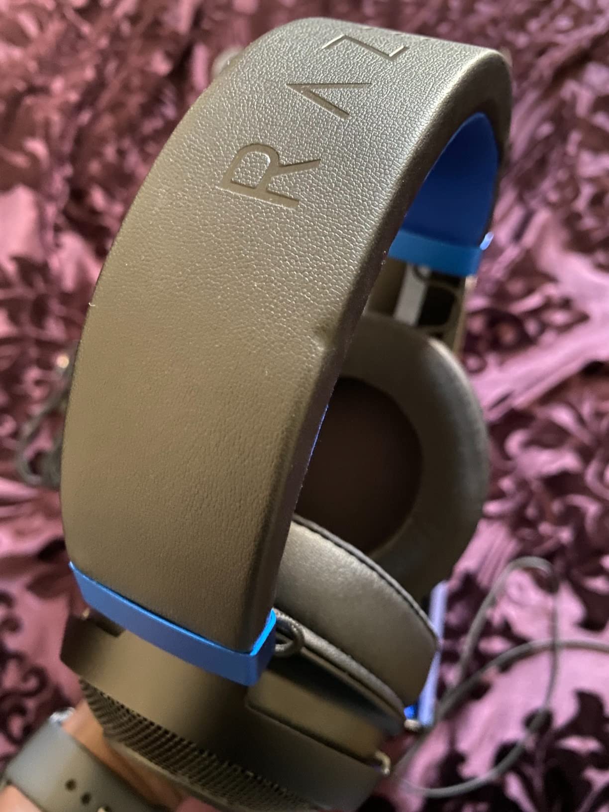 Razer Kraken Gaming Headset: Lightweight Aluminum Frame - Retractable Noise Isolating Microphone - for PC, PS4, PS5, Switch, Xbox One, Xbox Series X & S, Mobile - 3.5 mm Headphone Jack - Black/Blue customer photo 2