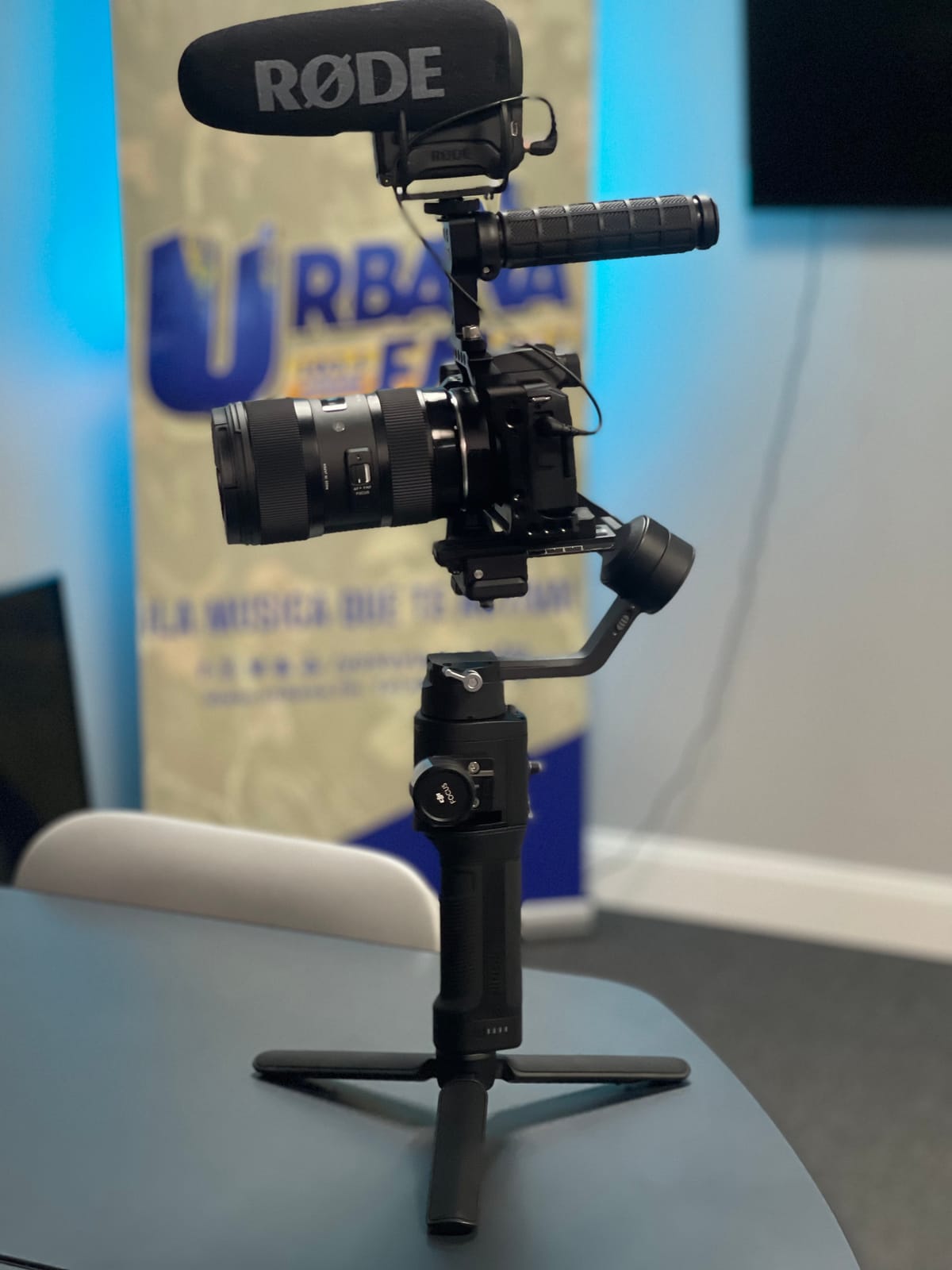 DJI Ronin-SC Pro Combo - Camera Stabilizer 3-Axis Gimbal Handheld for Mirrorless Cameras up to 4.4 lbs / 2kg Payload for Sony Panasonic Lumix Nikon Canon with Focus Wheel, Black customer photo 2