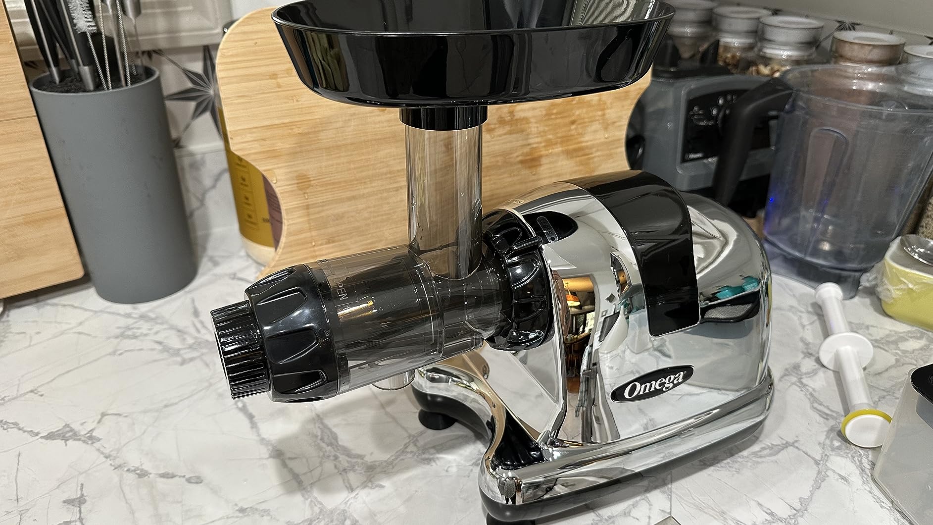 Omega Cold Press Juicer Machine, All-in-One Nutrition System for Vegetable and Fruit Juice, Nut Butter, Baby Food, Pasta and Sorbets, Triple-Stage 80-RPM Slow Masticating Juicer, 200-Watts, Chrome customer photo 2
