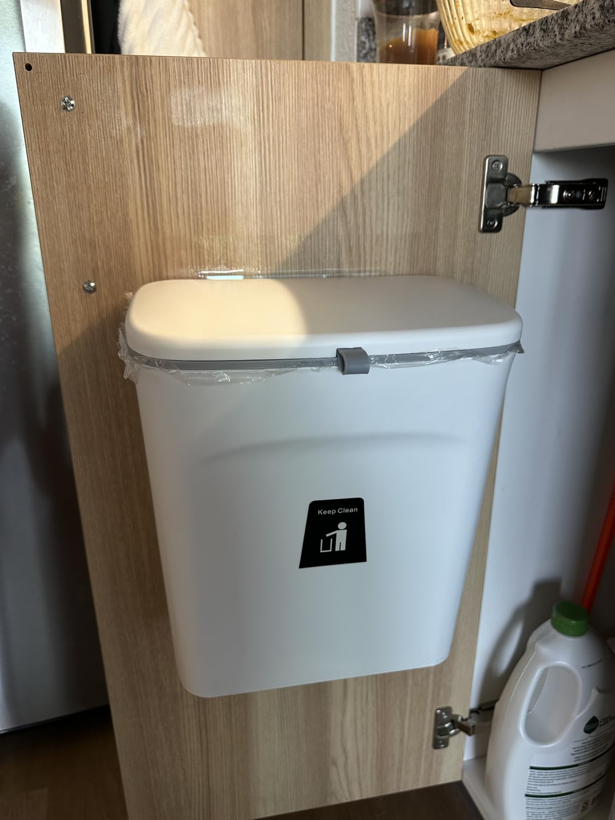 Tiyafuro 2.4 Gallon Kitchen Compost Bin for Counter Top or Under Sink, Hanging Small Trash Can with Lid for Cupboard/Bathroom/Bedroom/Office/Camping, Mountable Indoor Compost Bucket, Gray customer photo 1