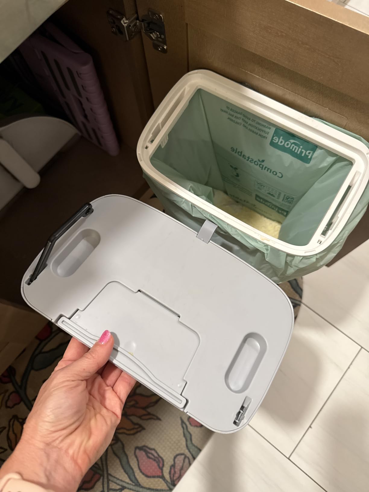 Tiyafuro 2.4 Gallon Kitchen Compost Bin for Counter Top or Under Sink, Hanging Small Trash Can with Lid for Cupboard/Bathroom/Bedroom/Office/Camping, Mountable Indoor Compost Bucket, Gray customer photo 2