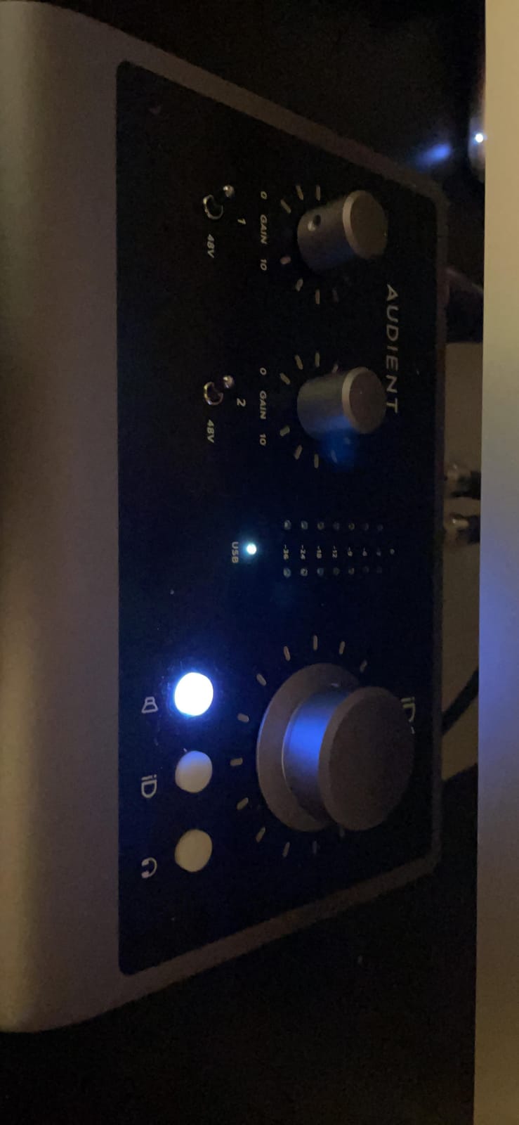 Audient Audio Interface iD14 MKII, 2 Class-A Microphone Preamps (High Performance USB Audio Interface, USB-C Connector, Monitor Mix and Monitor Panning Function, 2 Headphone Outputs), Black customer photo 1