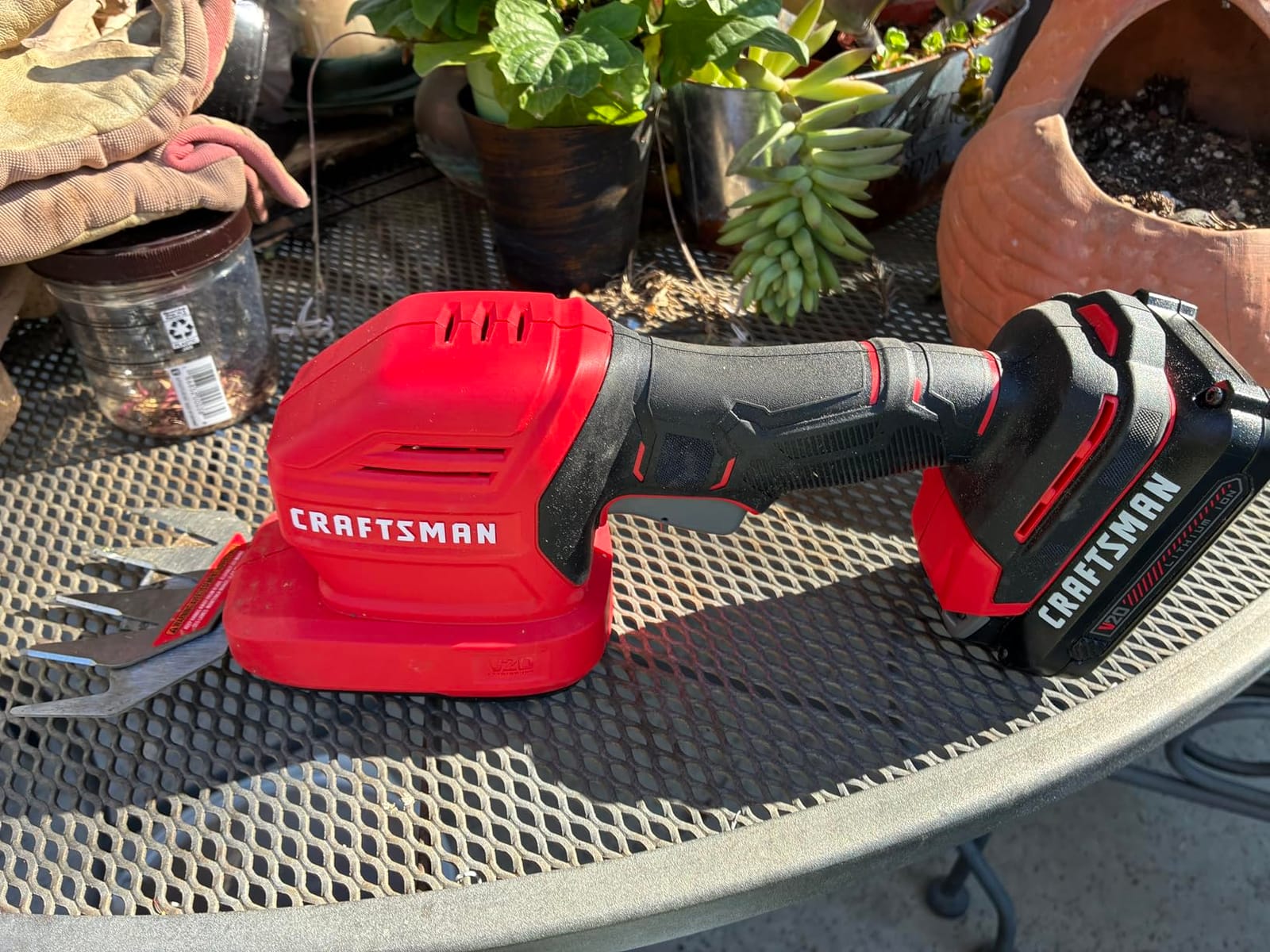CRAFTSMAN V20 4 In. Cordless Handheld Grass Trimmer and 8 In. Mini Hedge Trimmer, Battery and Charger Included, Rechargeable 2 in 1 Grass Shear and Bush Trimmer (CMCSS800C1) customer photo 2