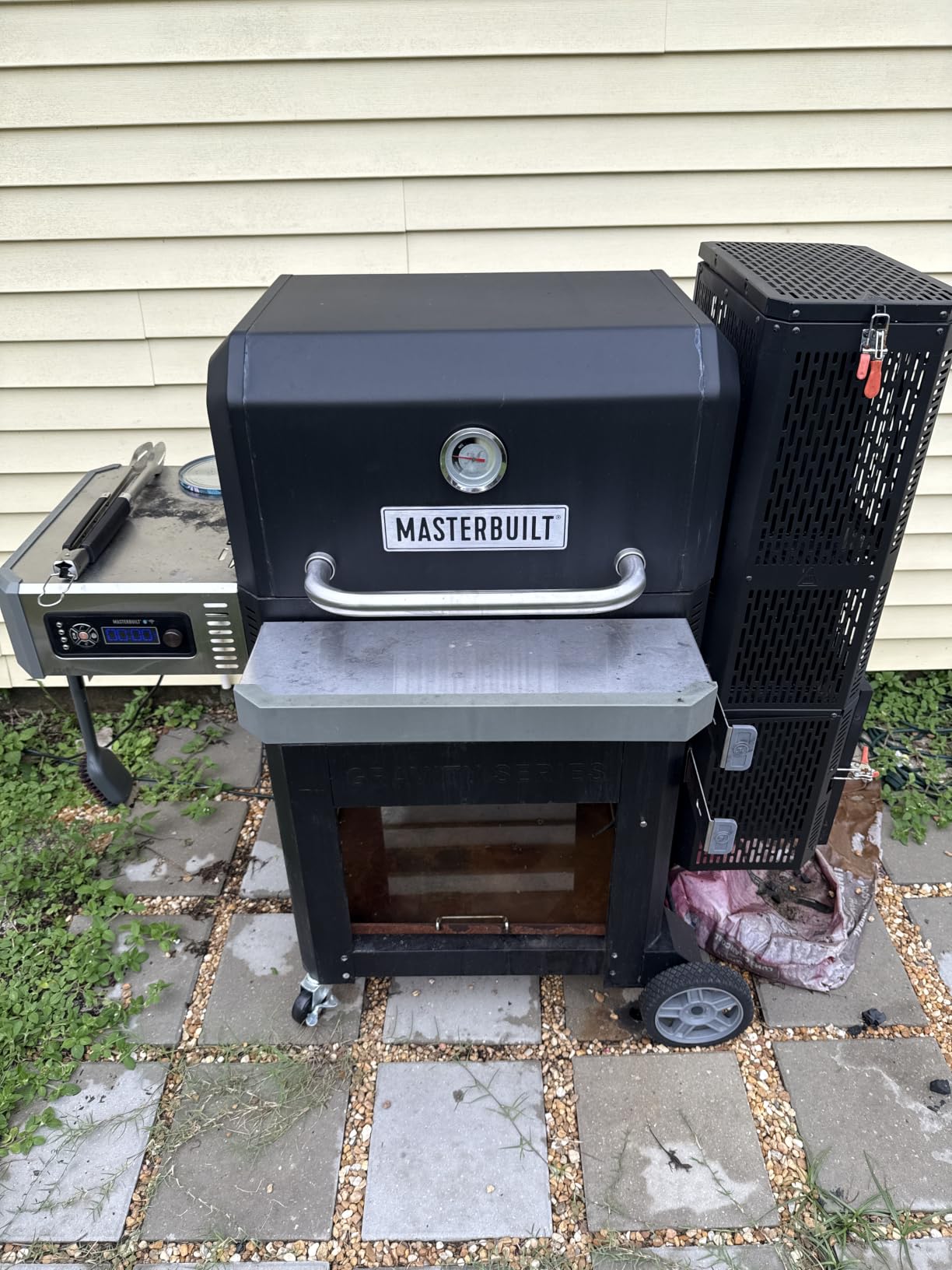 Masterbuilt® Gravity Series® 800 Smoker Grill - Charcoal Grill plus Griddle Insert, Digital Control, App Connectivity, 800 Cooking Square Inches in Black, Model MB20040221 customer photo 1