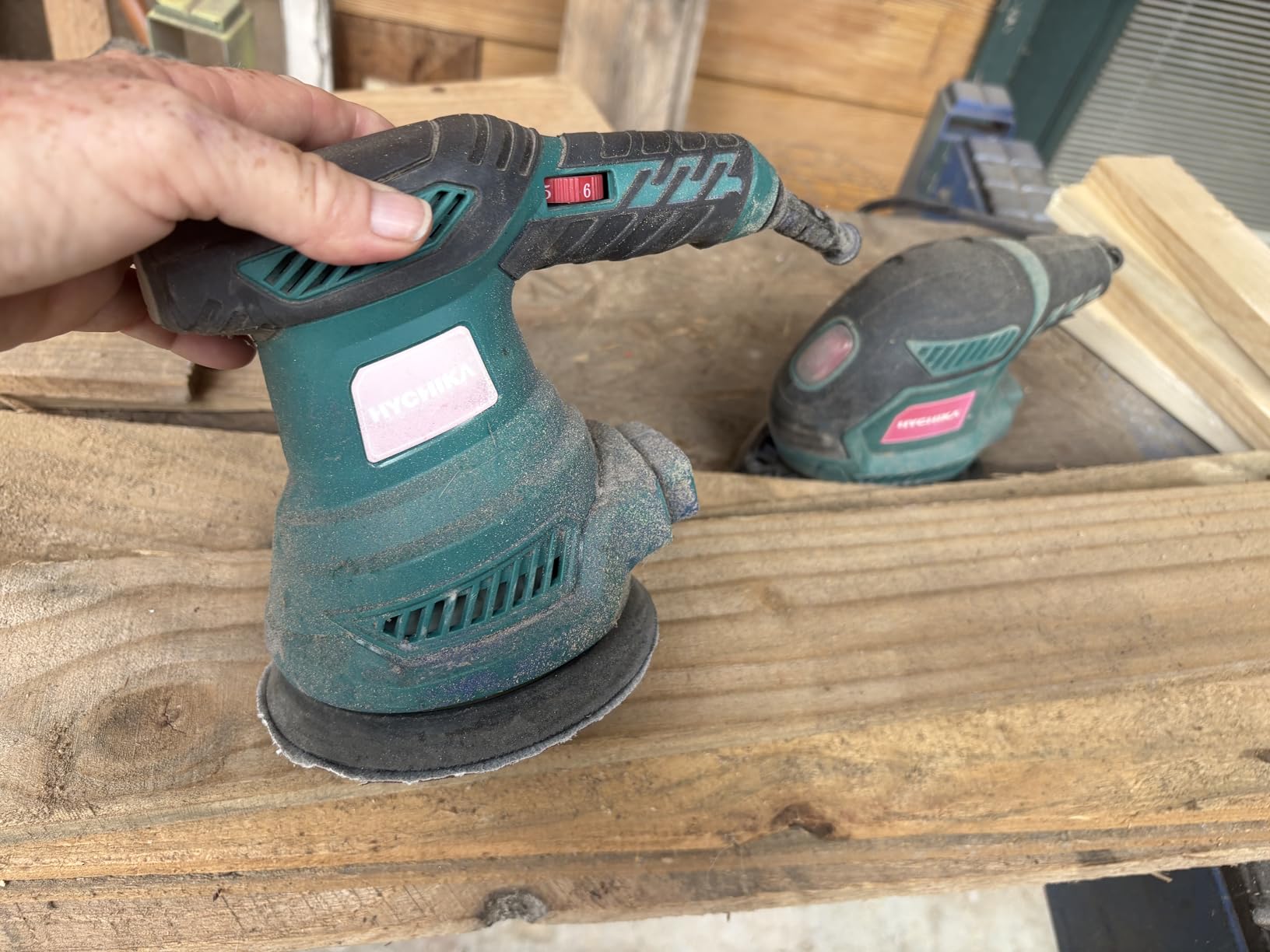 HYCHIKA 5-Inch Random Orbital Sander, 13000RPM Electric Palm Sander with 6 Variable Speeds, Powerful Motor, 12PCS Sandpapers and Efficient Dust Collection Bag, for Woodworking, Finishing and Polishing customer photo 1
