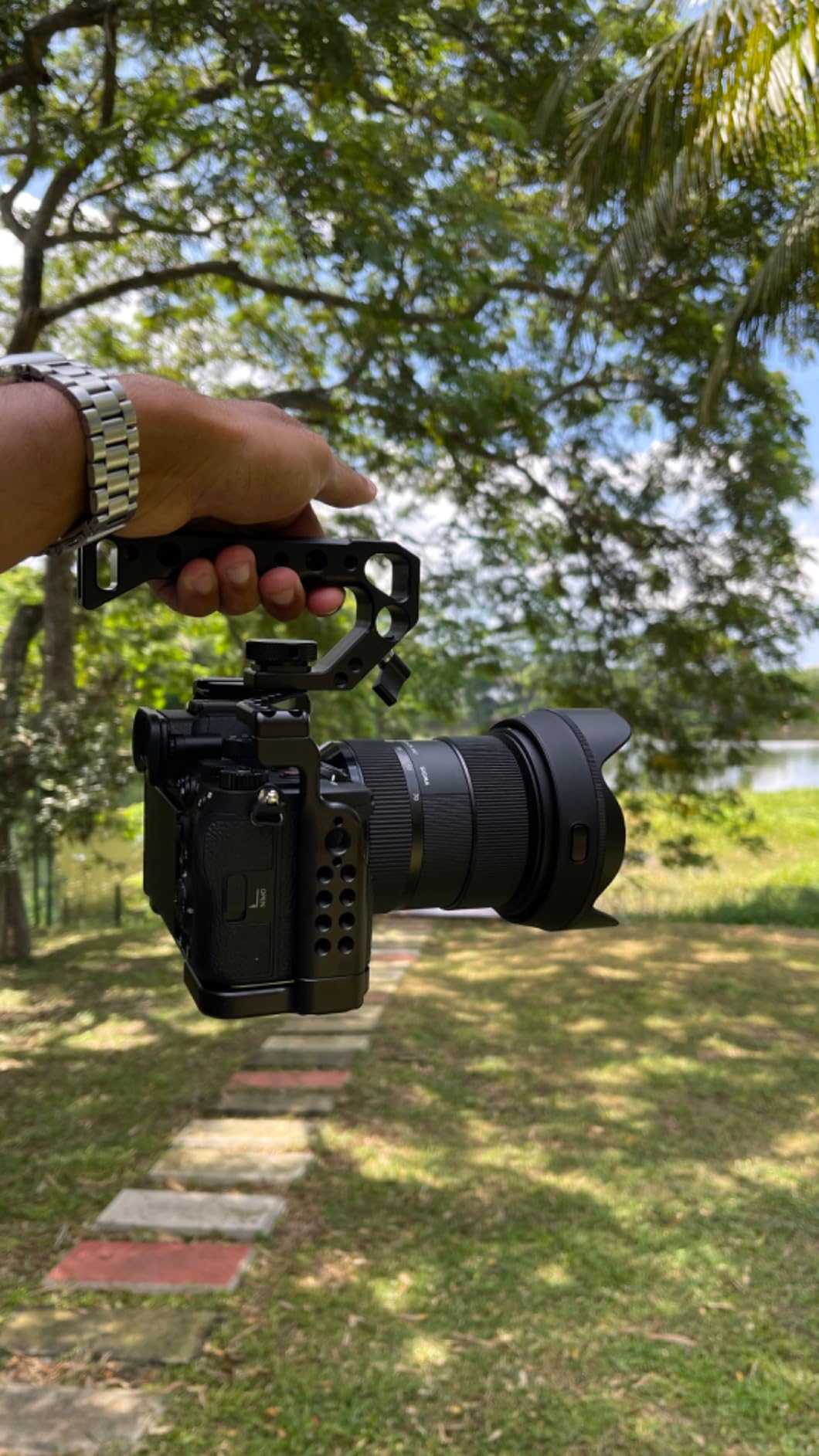 Z5 Z6 Z7 Cage, Hersmay Camera Cage with Top Handle for Nikon Z5/ Z6/ Z7/ Z6II/ Z7II Mirrorless Camera with Cold Shoe,ARRI Handle Locating Holes,Multiple 1/4