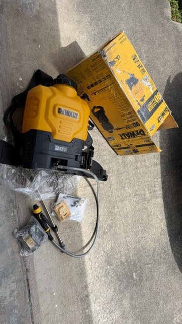 DEWALT 20V* Lithium-ion Battery Powered Backpack, 4 Gallons customer photo 2