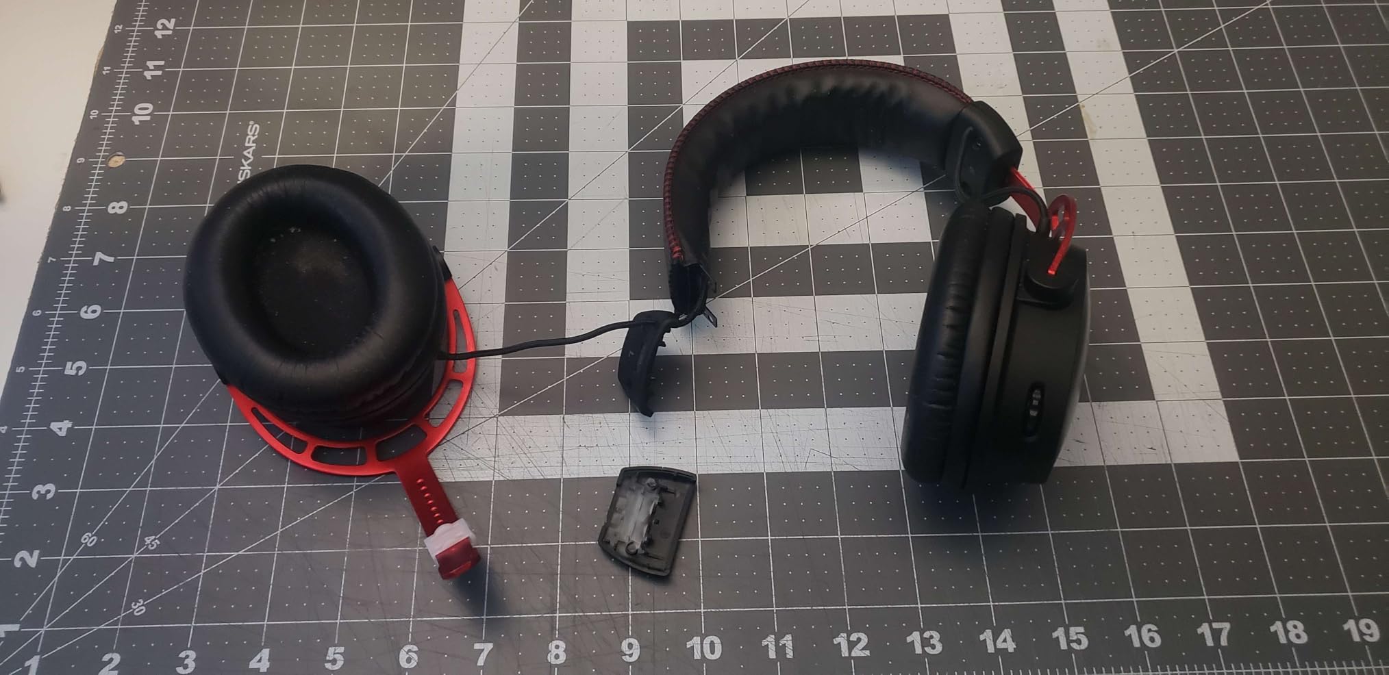 HyperX Cloud Alpha Wireless - Gaming Headset for PC, 300-hour battery life, DTS Headphone:X Spatial Audio, Memory foam, Dual Chamber Drivers, Noise-canceling mic, Durable aluminum frame,Red customer photo 2