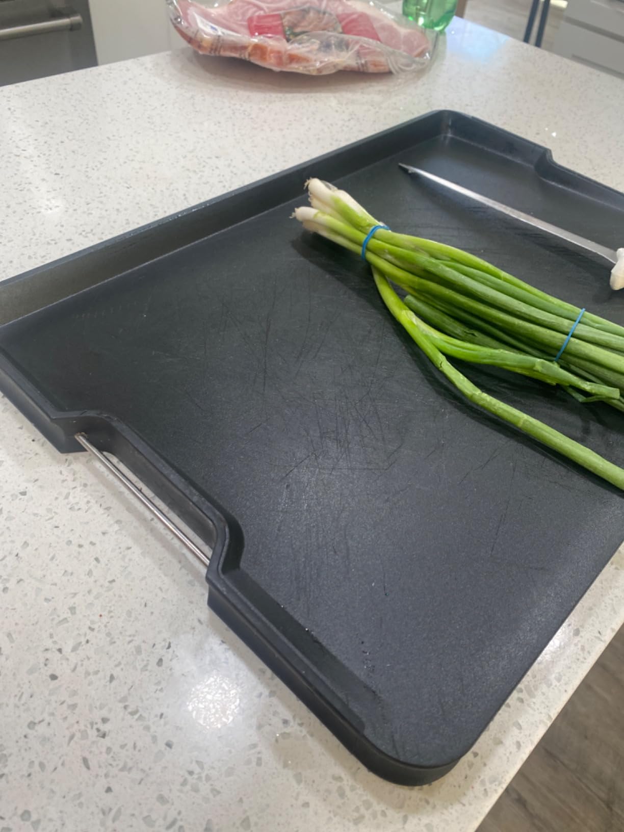 Joseph Joseph Cut&Carve Plus - Non-Slip, Multi-Function, Double-Sided Cutting Board for Food Preparation and Carving- Dishwasher Safe, Extra Large, Black customer photo 2