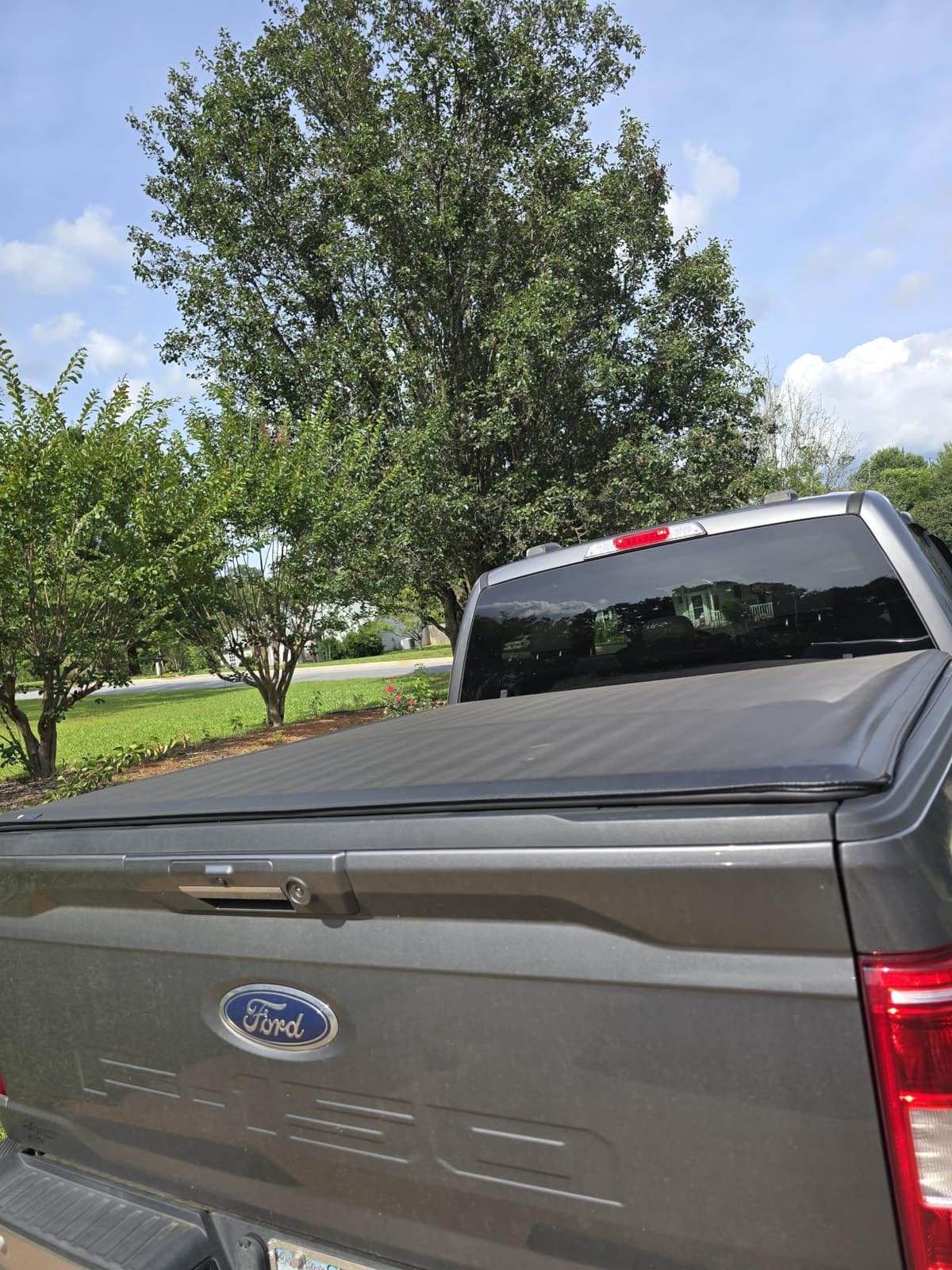 Tyger Auto T1 Soft Roll-up Truck Bed Tonneau Cover Compatible with 2021-2026 Ford F-150; Lightning | 5.5' (67