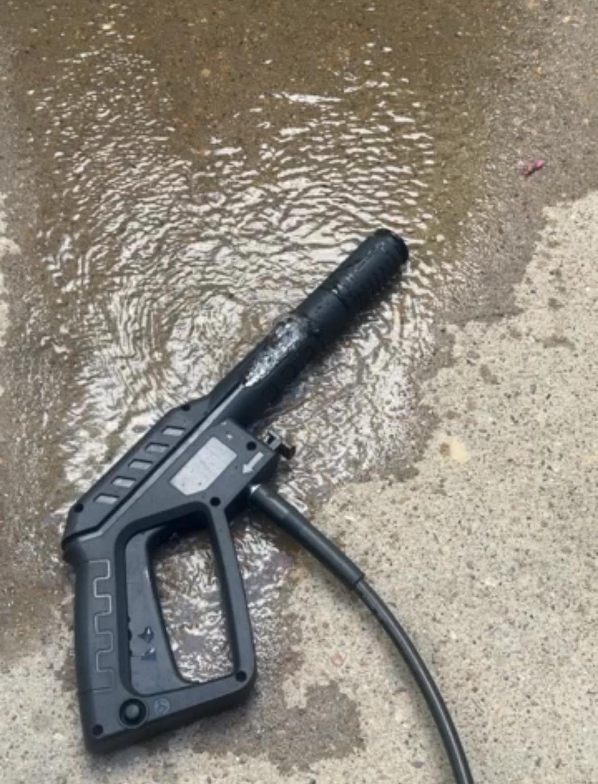 VEVOR Electric Pressure Washer, 2000 PSI, Max 1.65 GPM Power Washer w/ 20 ft Hose & Reel, 4 Quick Connect Nozzles, Foam Cannon, Portable to Clean Patios, Cars, Fences, Driveways, ETL Listed customer photo 1