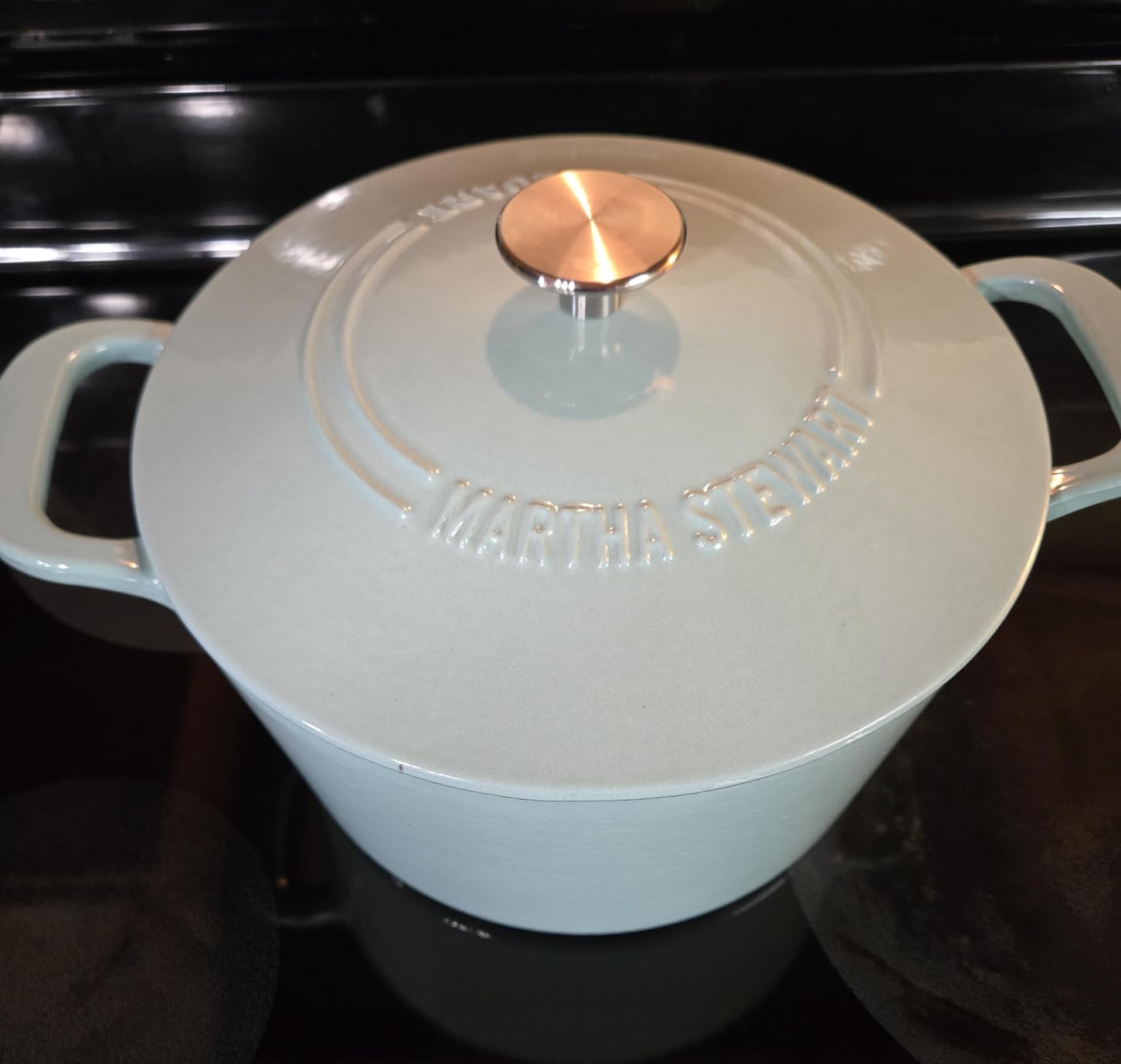 MARTHA STEWART Gatwick 7-Quart Enamel Cast Iron Dutch Oven – Linen White With Gold – Heavy-Duty Dutch Oven for Slow Cooking, Braising & Baking customer photo 2