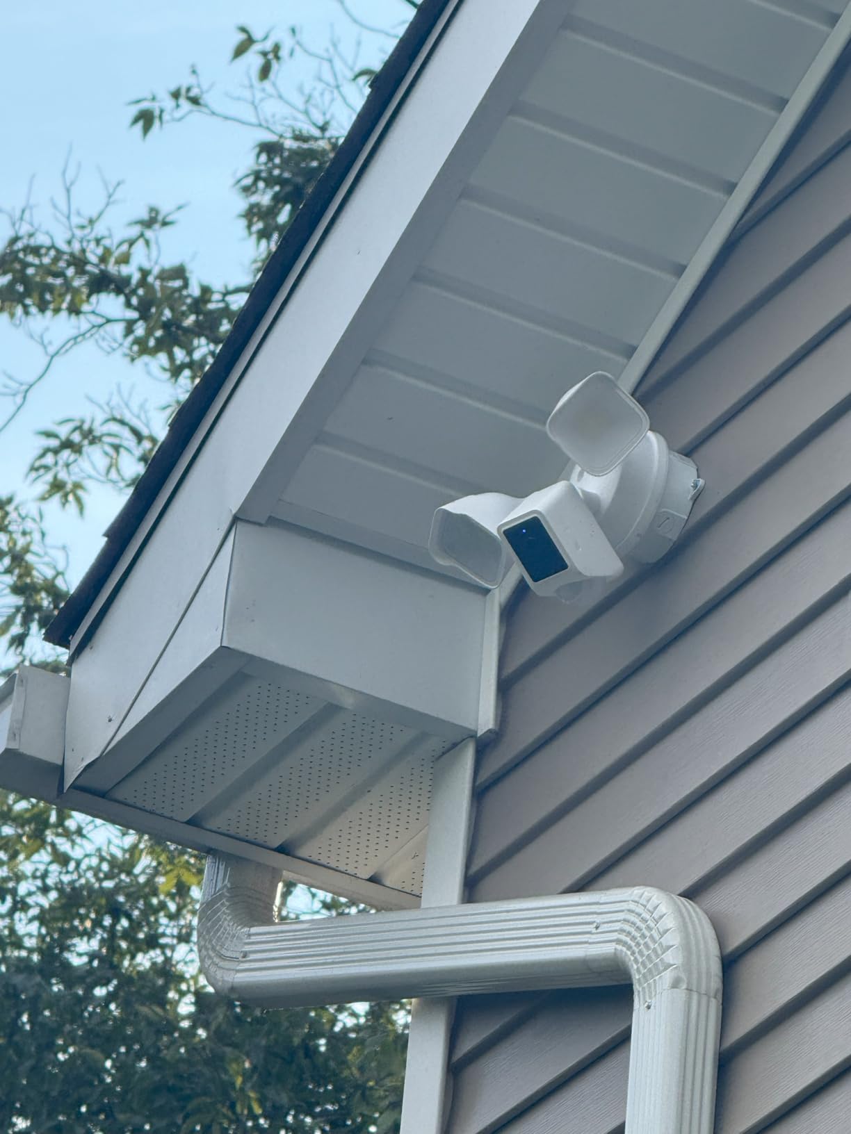 WYZE Floodlight Camera v2, 2K HD Outdoor Security Camera with 2800 Lumens customer photo 2