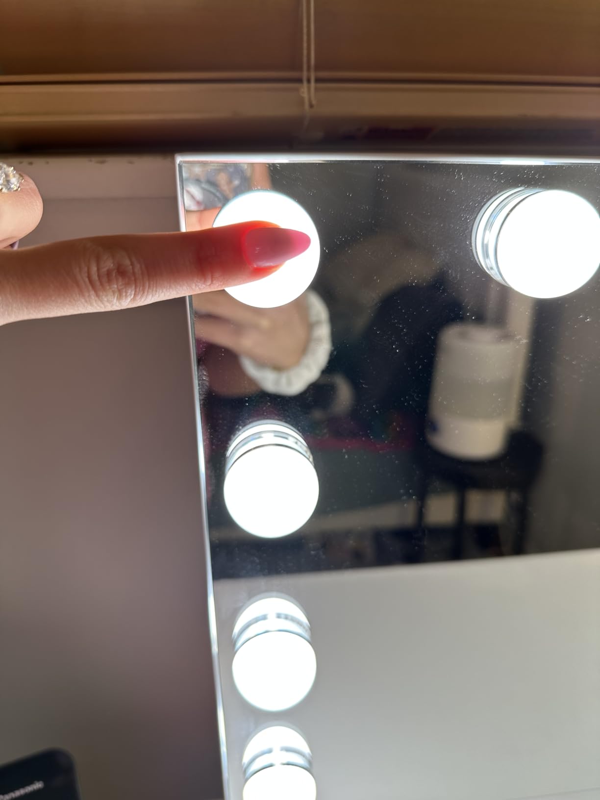 Vanity Mirror with Lights Lighted Makeup Mirror with Dimmable LED Bulbs,3 Color Lighting Modes,USB Charging Port Touch Control,Sturdy Metal Frame Design,White (50x40cm, 4.70) customer photo 2