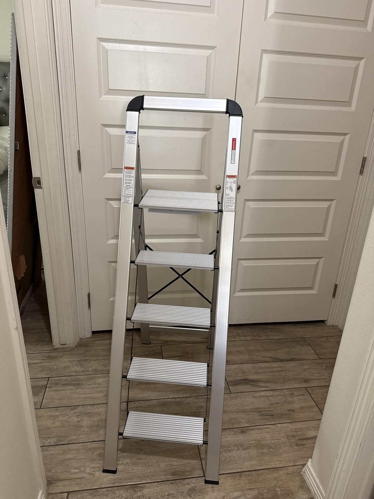 KINGRACK Aluminium 5 Step Ladder, Lightweight Step Stool with Non-Skid Pedals, Handrail, Foldable Step Ladder for Kitchen, Garage, Home, Space Saving, Sturdy and Portable, Silver customer photo 2