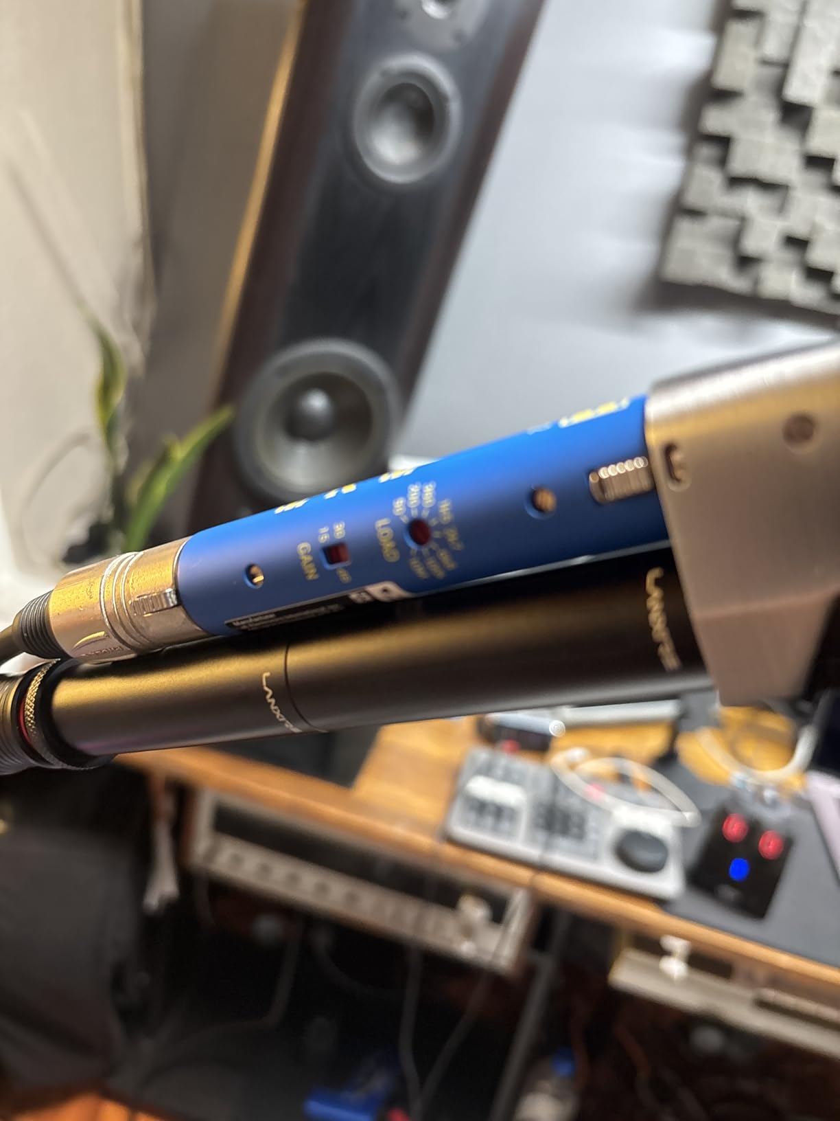 sE Electronics DM2 TNT Ultra-Slim Inline Microphone Preamp for Ribbon & Dynamic Microphones - Mic Preamp with 2 Gain Settings (+15dB or +30dB) & 8 Load Settings (50 Ohm-10 M Ohm) (Black) customer photo 1