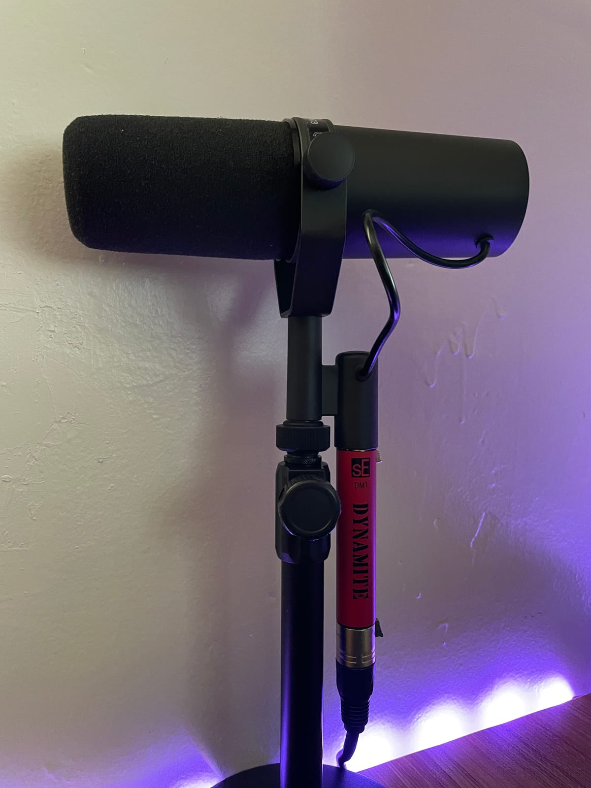 SE ELECTRONICS DM1 Dynamite Ultra-Slim Inline Microphone Preamp for Ribbon & Dynamic Microphones - Mic Preamp with +28dB Gain for Clean, Natural Sound - Ideal for Podcasting & Live Sound (Black) customer photo 1