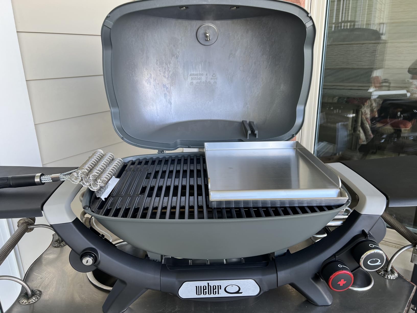 Weber® Q 2800N+ Portable Grill, Propane Grill, Midnight Black customer photo 2
