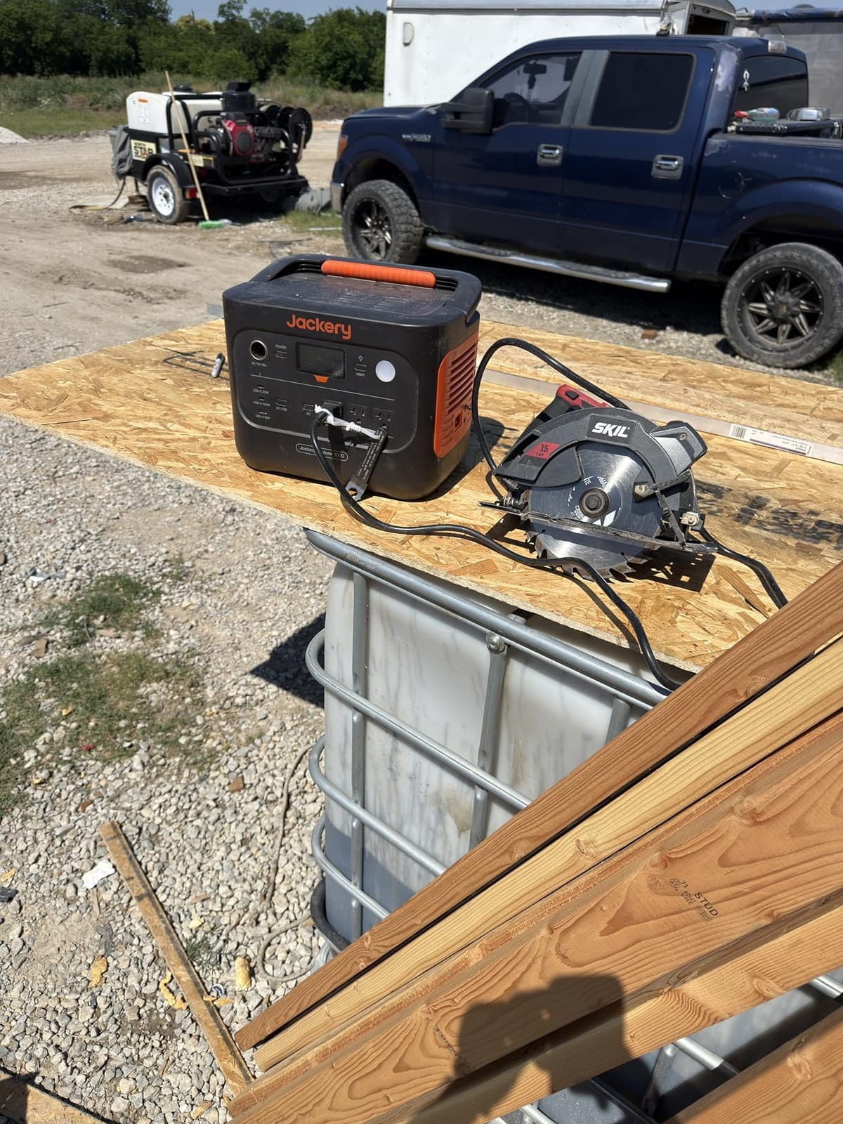 Jackery Solar Generator 1000 v2 and 200W Solar Panel,1070Wh,1500W AC customer photo 2