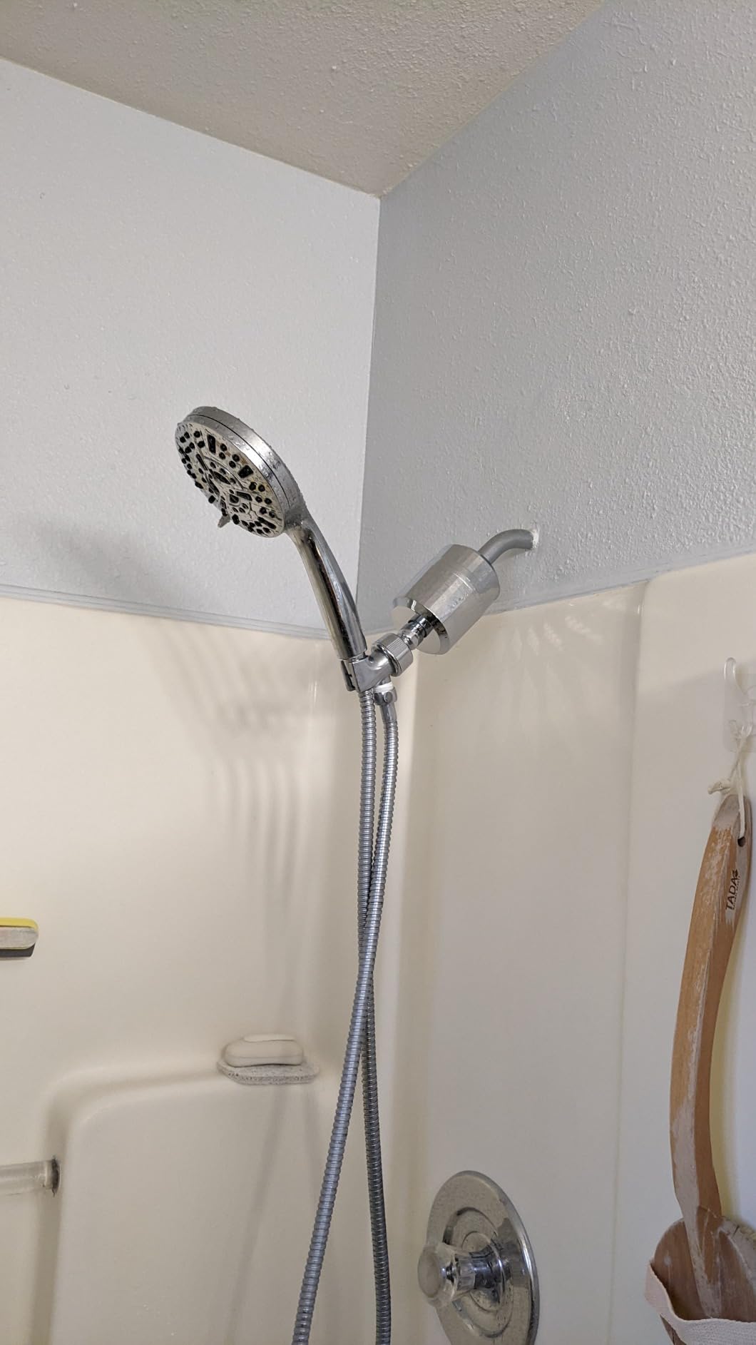 EVERGLOW High-Output Shower Filter, 100% Removes Chlorine, Moisturizes Dry Itchy Skin, Skin and Hair, Helps with Dandruff, Eczema and Vitamin C Infused and Water Softener, 4.7” - Chrome customer photo 2