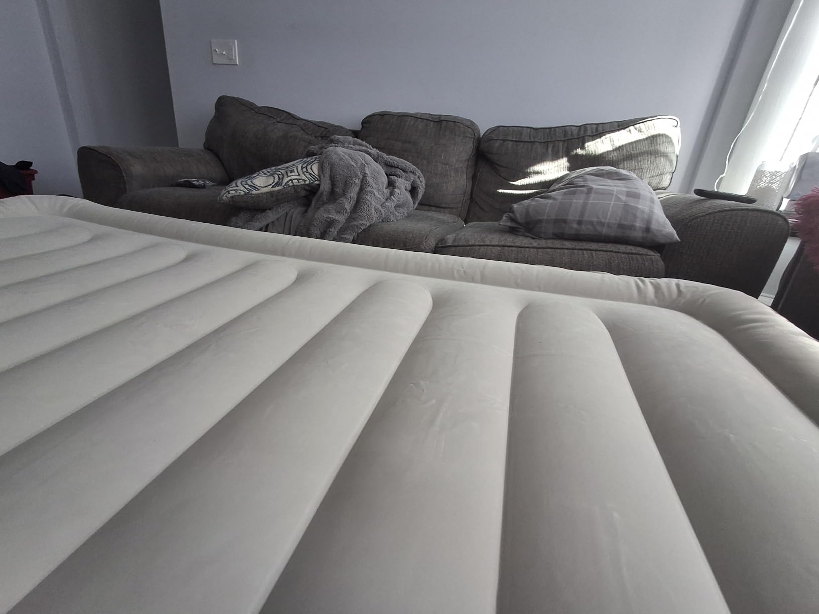 COMMOUDS Queen Air Mattress with 2000mAh Battery Powered Pump, 18