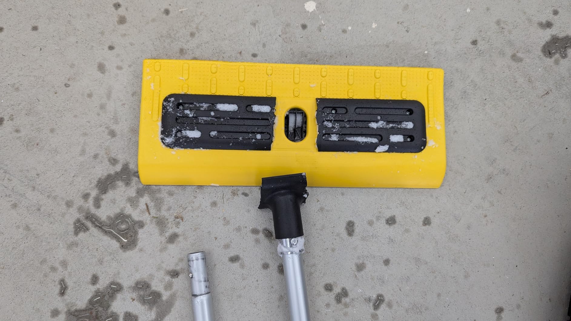 Never-Scratch SnowBuster,21-Foot Snow Roof Rake,EVA Soft Foam Pad Snow Removal Tool,Heavy-Duty Aluminum Handle,S-Shaped Push/Pull Design for House Roof,Solar Panels,Car Snow, and Leaves,Yellow customer photo 2