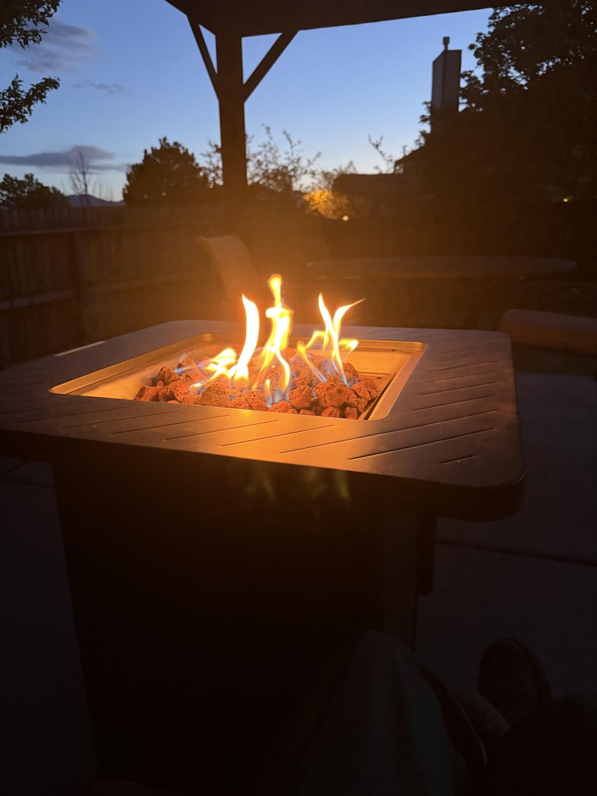 East Oak 28” Outdoor Propane Fire Pit Table | 52,000 BTU Gas Fire Pit for 2-4 People with Space-Saving Hock Lid, Mesh Pocket & Lava Rocks | CSA Certified Safe for Patio, Deck, Backyard, Black customer photo 2