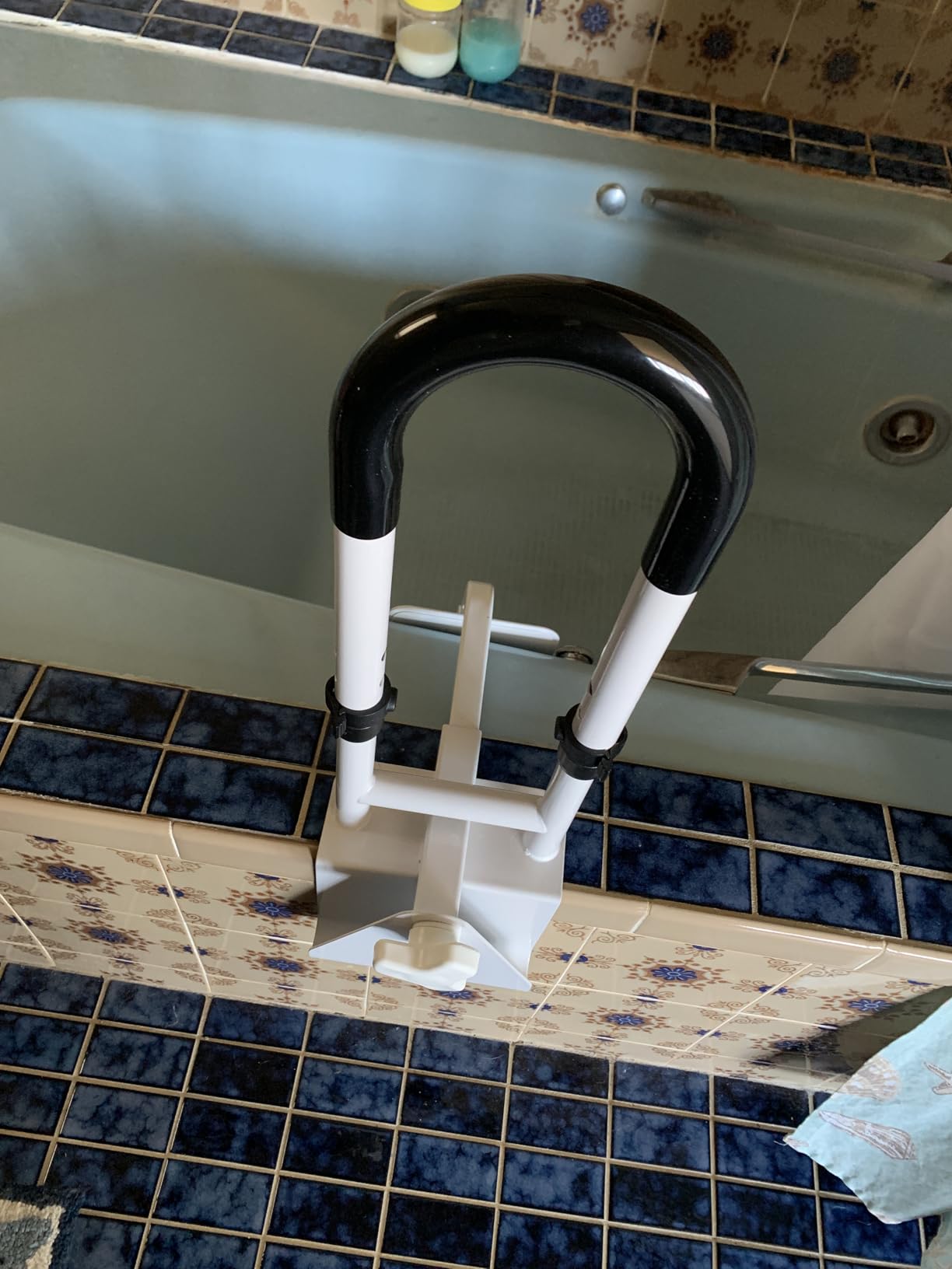 Adjustable Bathtub Safety Rail, Bathtub Handle Grab Bar with Non-Slip Grip for Seniors, Elderly, Fits 3.1 to 6.7 Inch Tub Walls, Supports 300 lbs customer photo 1