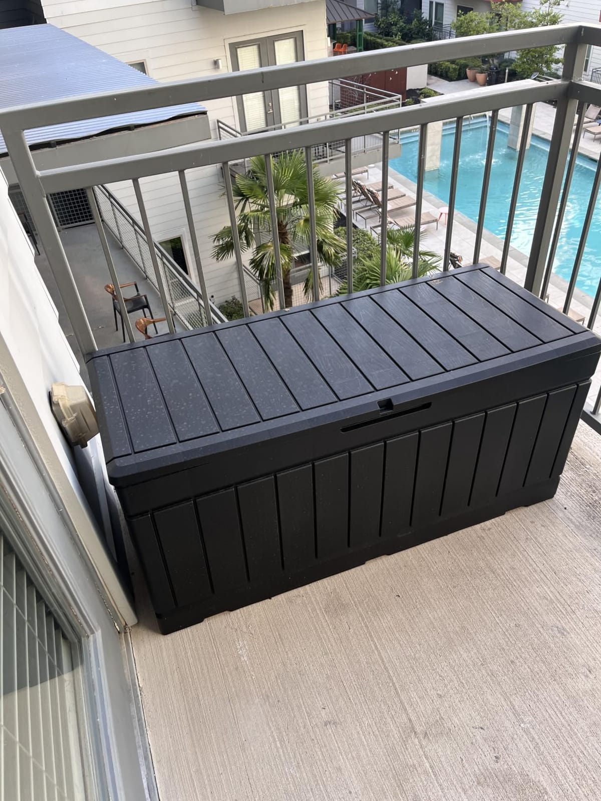 Devoko 78 Gallon Deck Box, Waterproof Resin Outdoor Storage Box customer photo 1