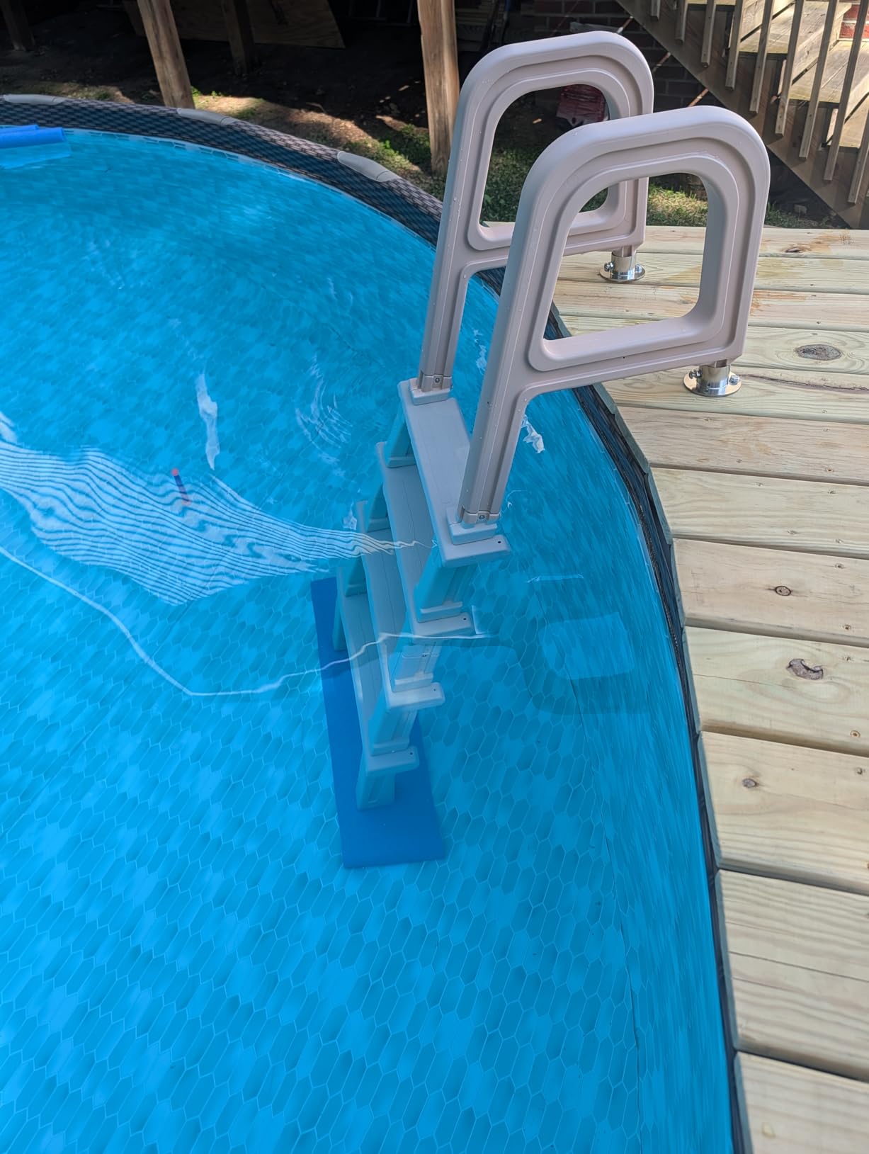 VEVOR Swimming Pool Ladder, 75°Inclined 5-Step Double Handrails Stair, Non-Slip Heavy Duty Steps, Load Capacity 300 lb, for 48-54 in Inground & Above-Ground Pools of Any Deck Surface Indoor & Outdoor customer photo 2